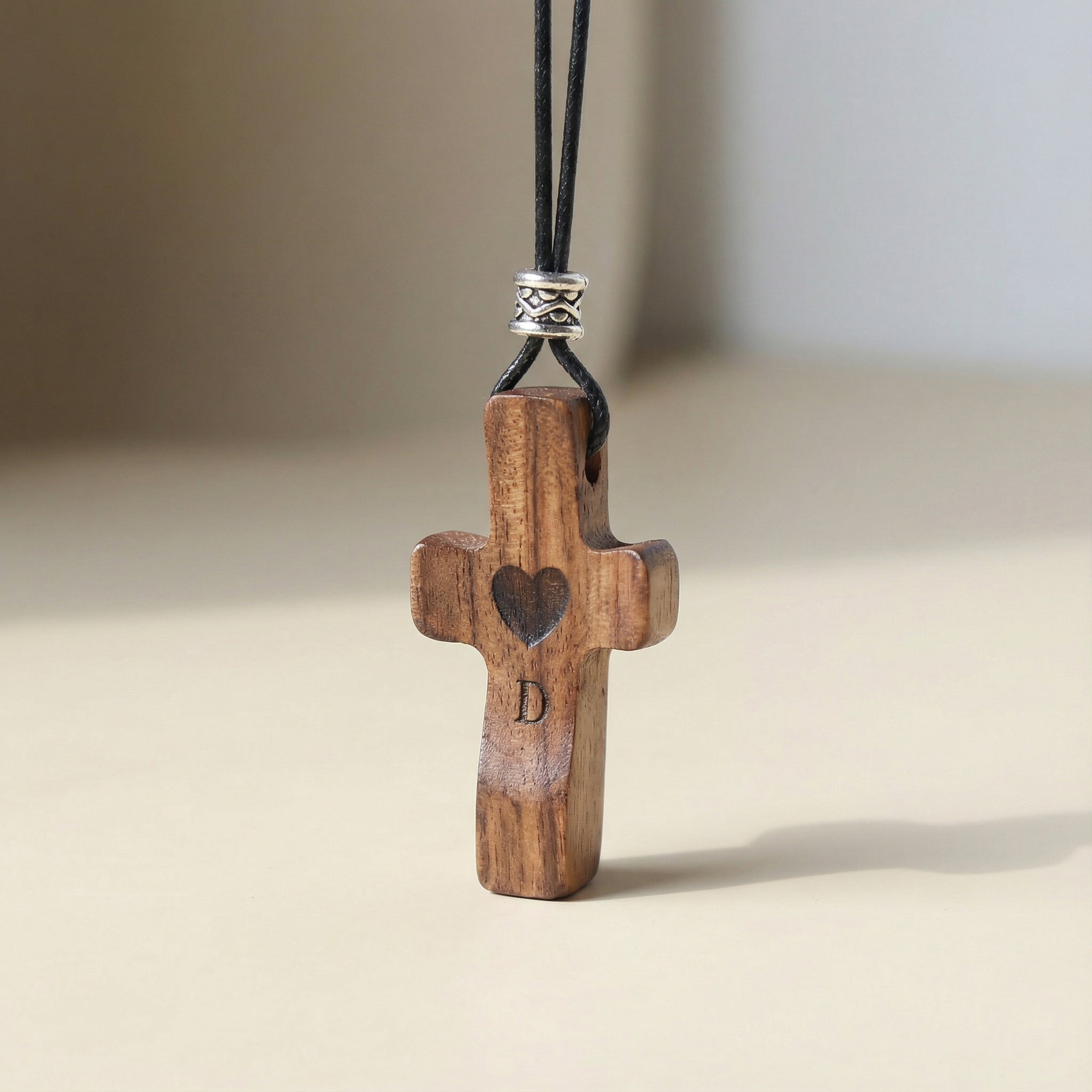 Colgante de Cruz de Madera Grabada a Láser con Nombre y Inicial | Un Símbolo Único y Personal