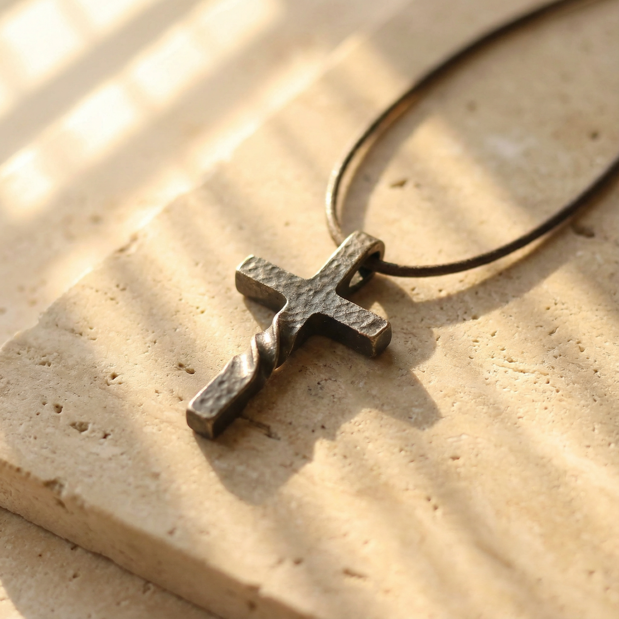 Colgante de Cruz trenzada Retro para Hombre | Acabado Martillado para regalar