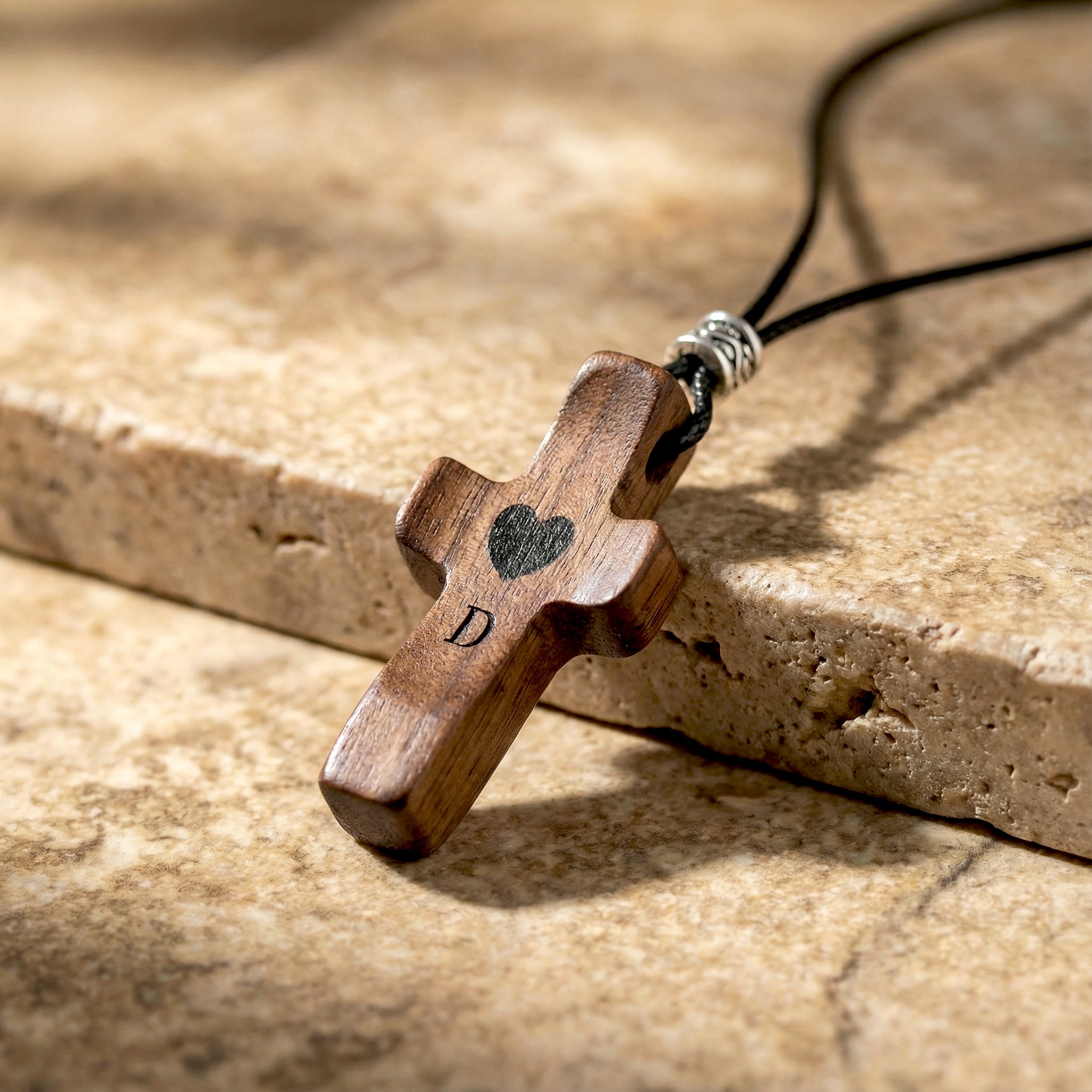 Colgante de Cruz de Madera Grabada a Láser con Nombre y Inicial | Un Símbolo Único y Personal