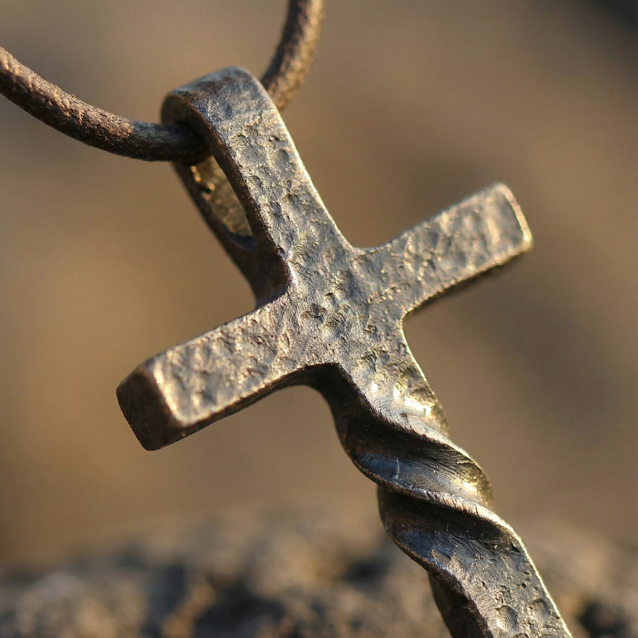 Colgante de Cruz trenzada Retro para Hombre | Acabado Martillado para regalar