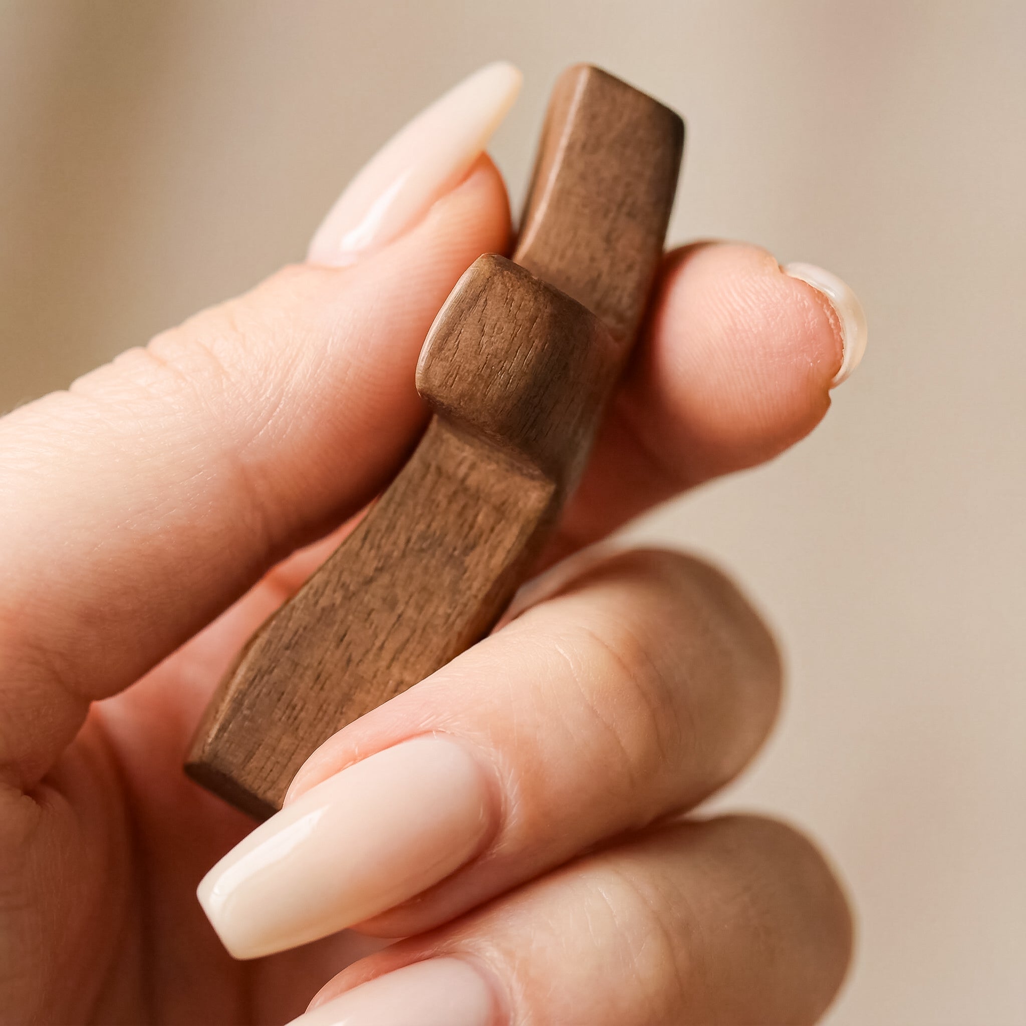 Cruz de Madera con Corazón | Un Símbolo de Fe para Llevar Contigo | Amor y Protección en tu Mano