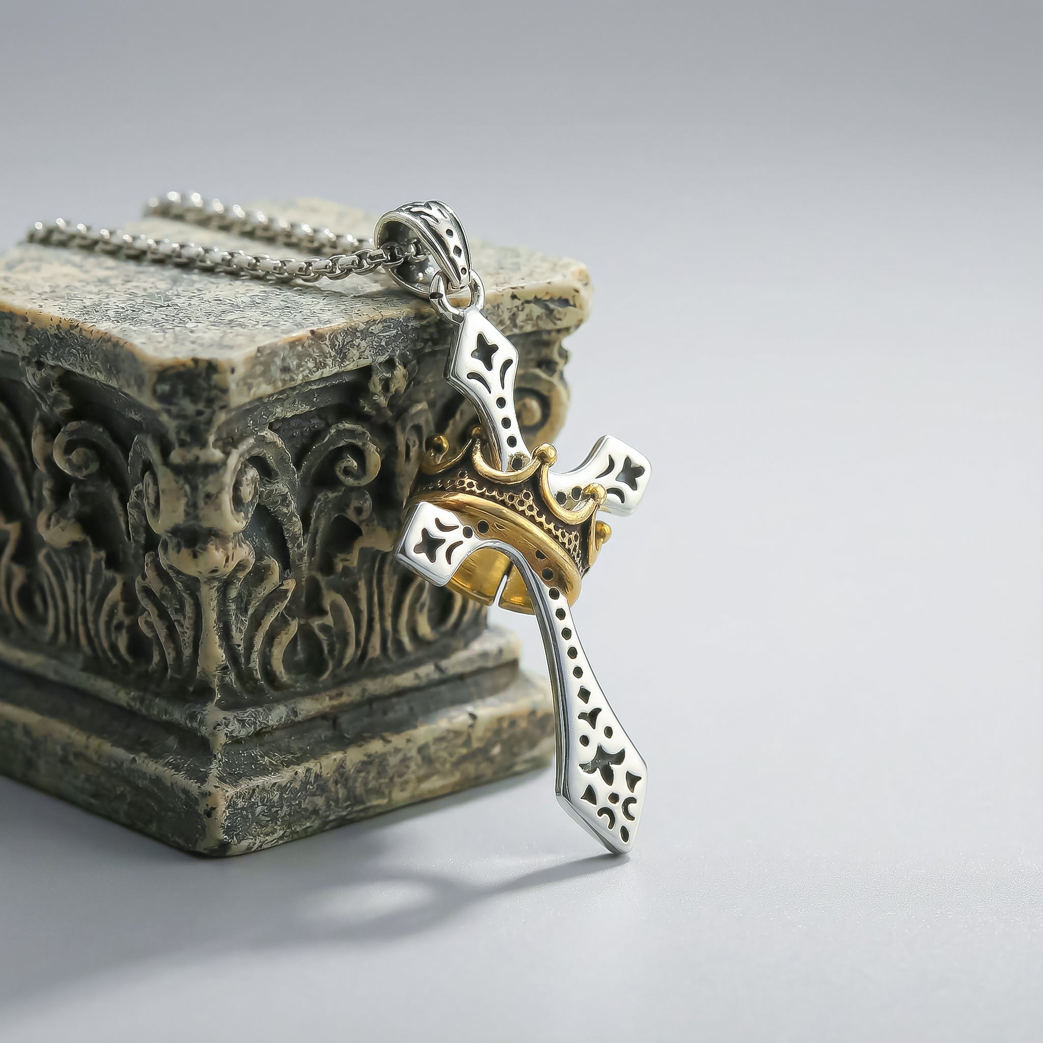 Colgante Cruz con corona imperial | Elegancia Espiritual, Un Emblema de Fe (2x1)