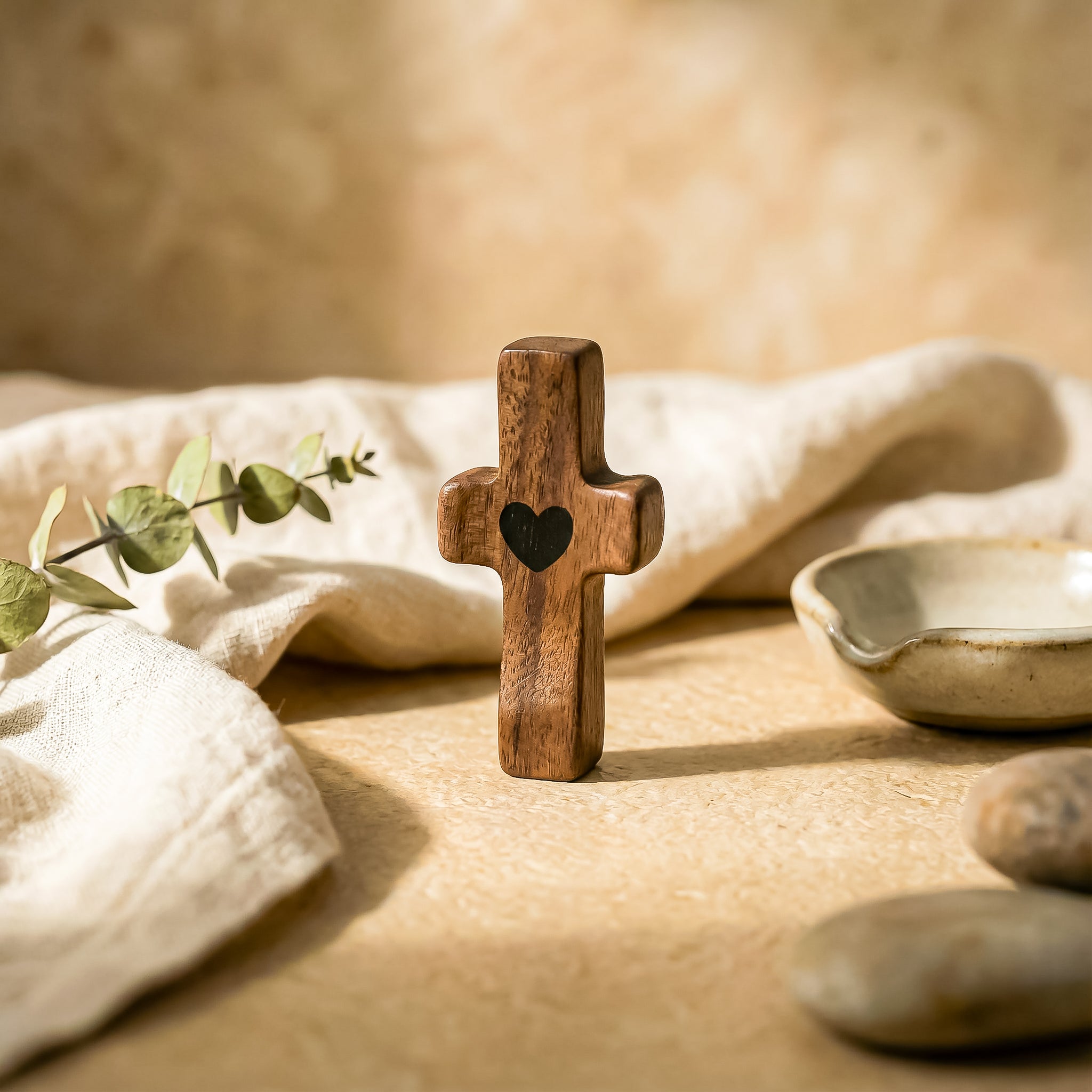 Cruz de Madera con Corazón | Un Símbolo de Fe para Llevar Contigo | Amor y Protección en tu Mano