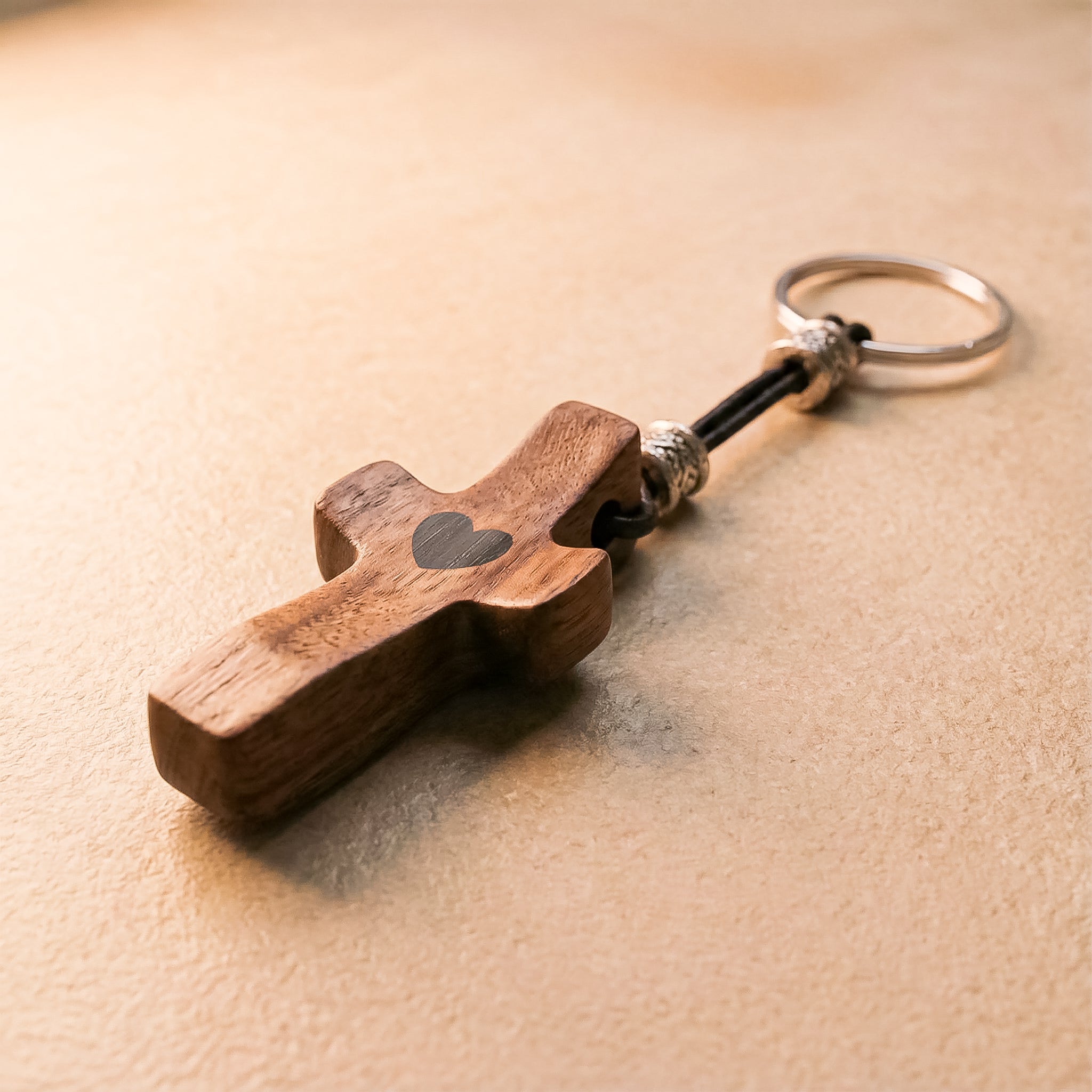 Llavero Cruz de Madera de Nogal con Corazón | Unión con Alma, Detalle con Significado