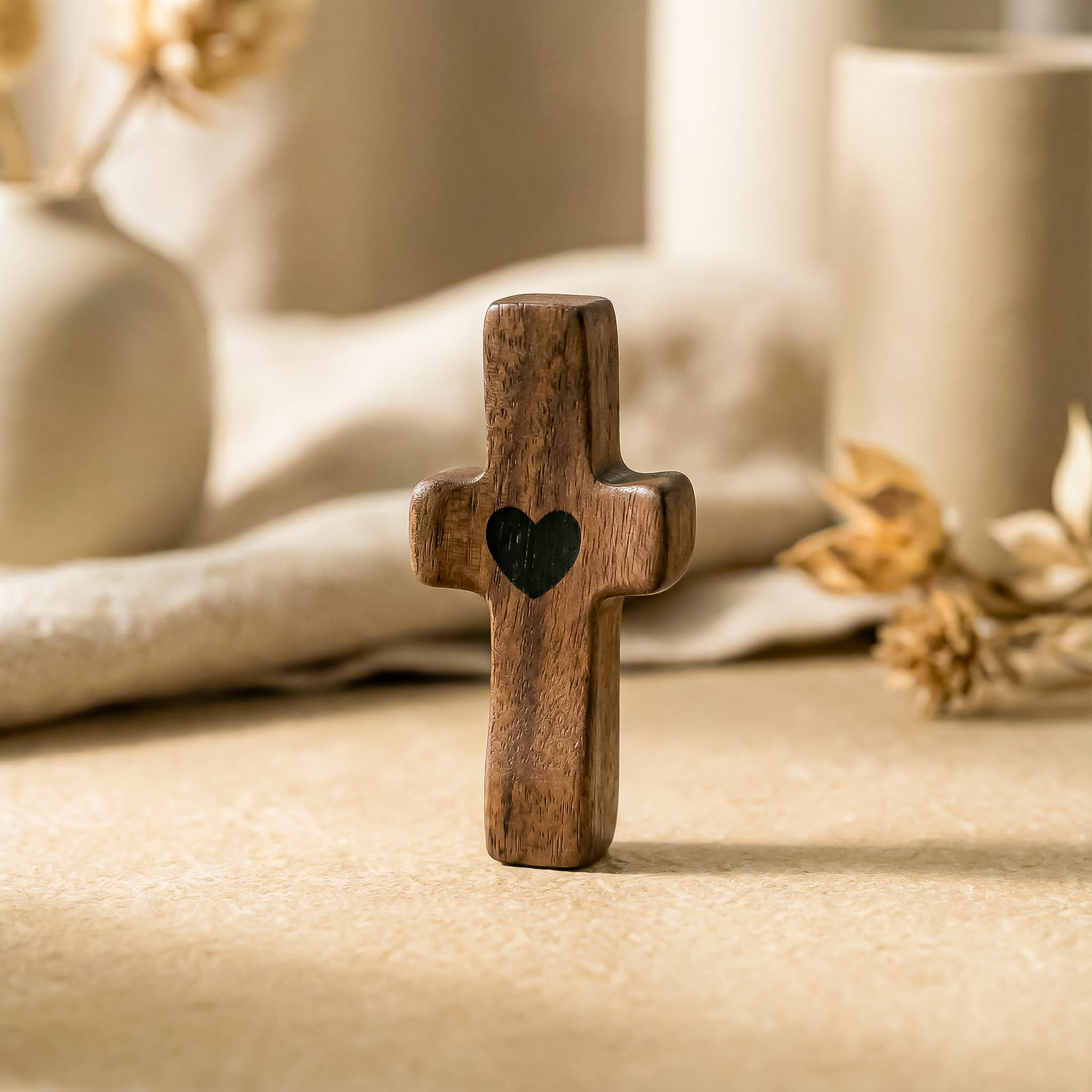 Cruz de Madera con Corazón | Un Símbolo de Fe para Llevar Contigo | Amor y Protección en tu Mano
