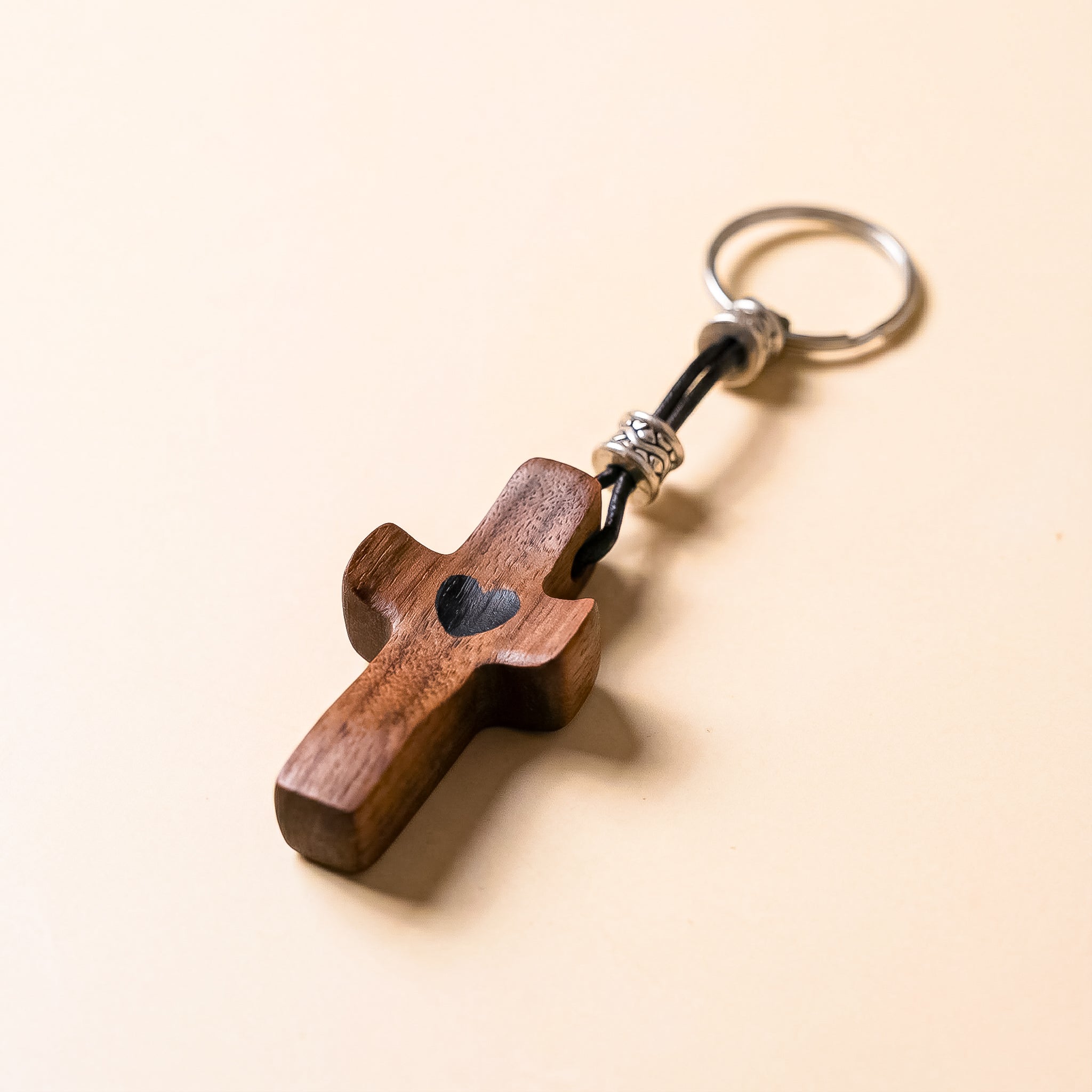 Llavero Cruz de Madera de Nogal con Corazón | Unión con Alma, Detalle con Significado