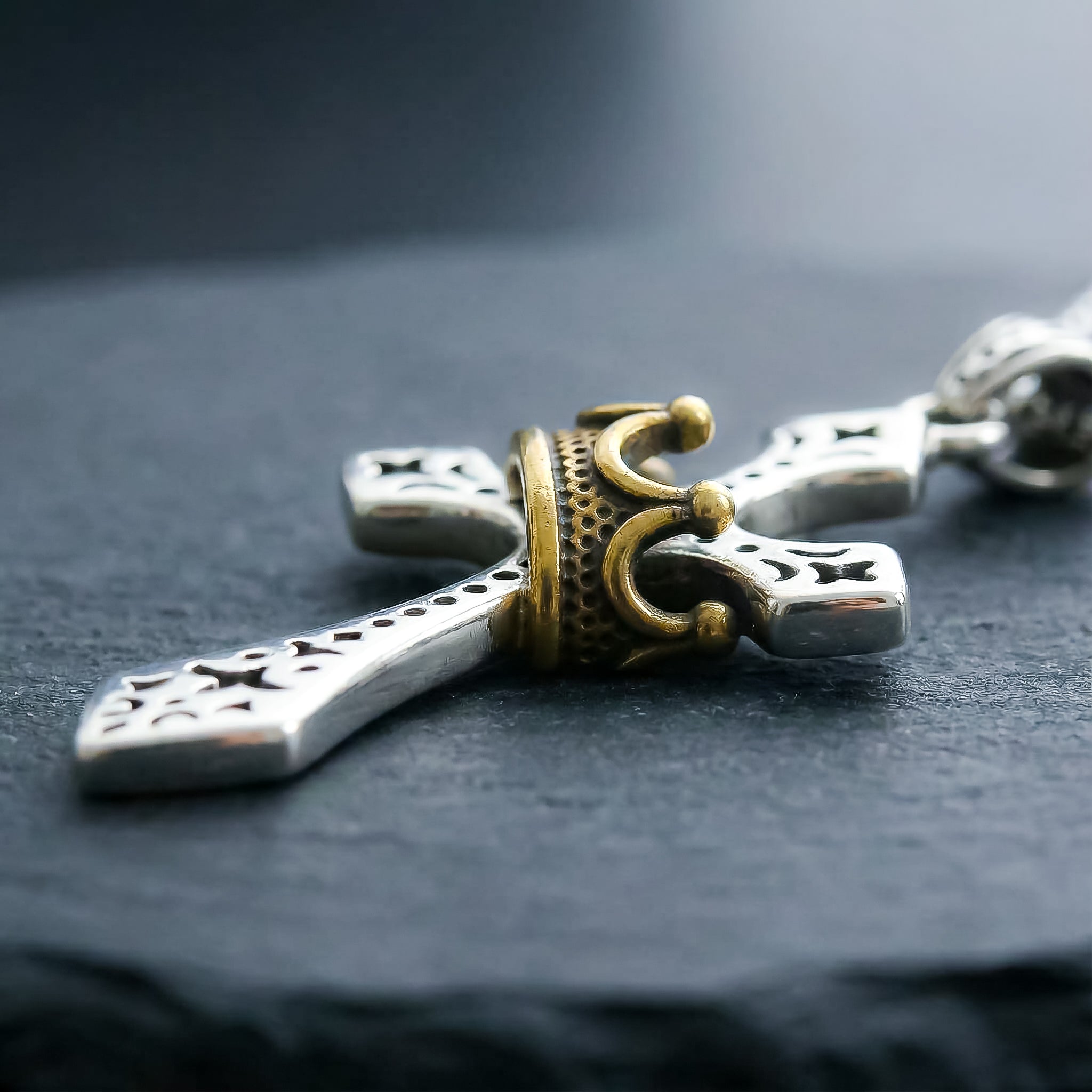 Colgante Cruz con corona imperial | Elegancia Espiritual, Un Emblema de Fe (2x1)