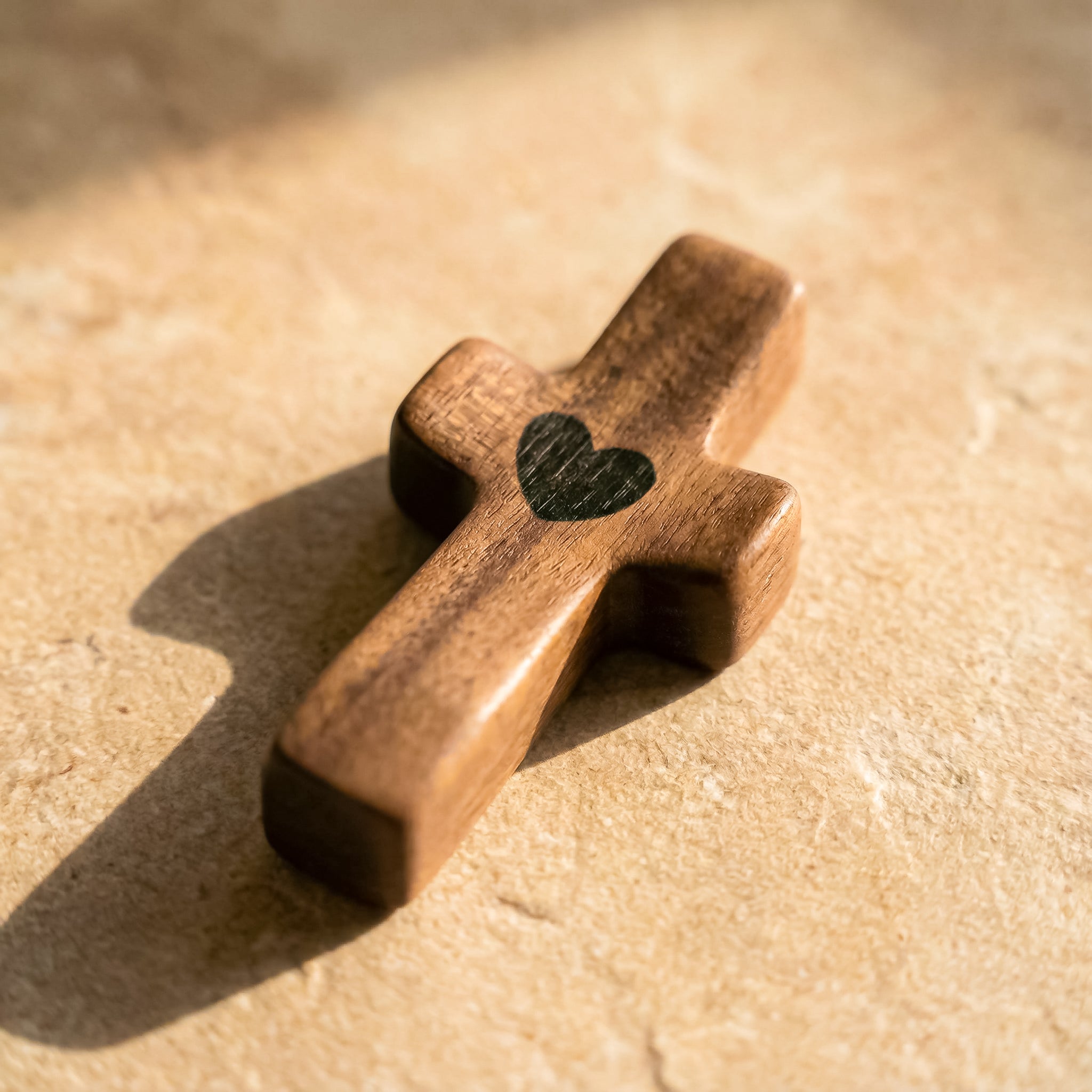 Cruz de Madera con Corazón | Un Símbolo de Fe para Llevar Contigo | Amor y Protección en tu Mano