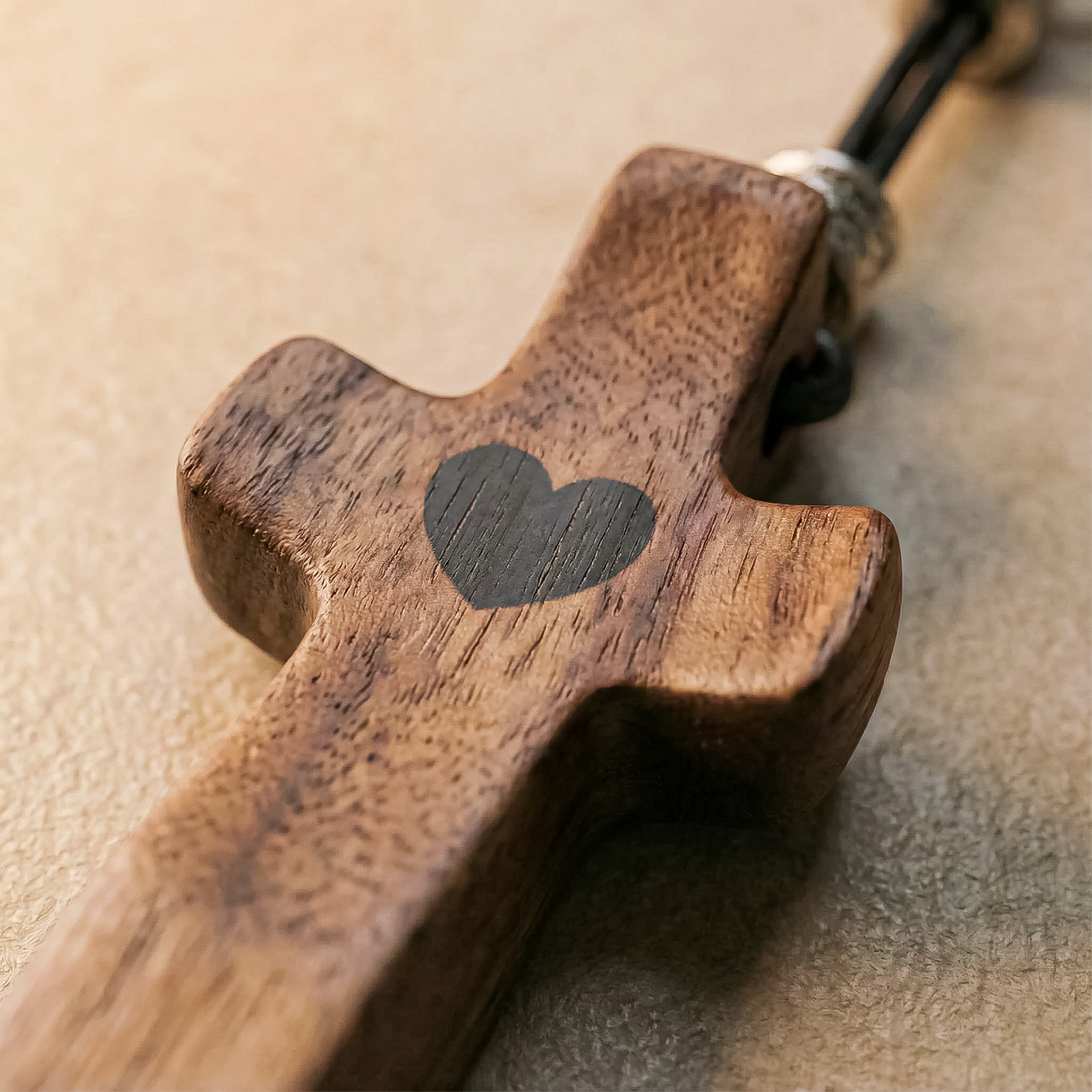 Llavero Cruz de Madera de Nogal con Corazón | Unión con Alma, Detalle con Significado