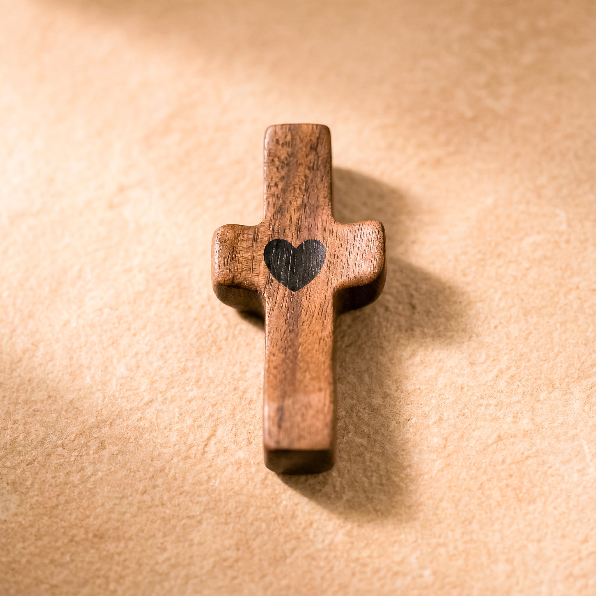 Cruz de Madera con Corazón | Un Símbolo de Fe para Llevar Contigo | Amor y Protección en tu Mano