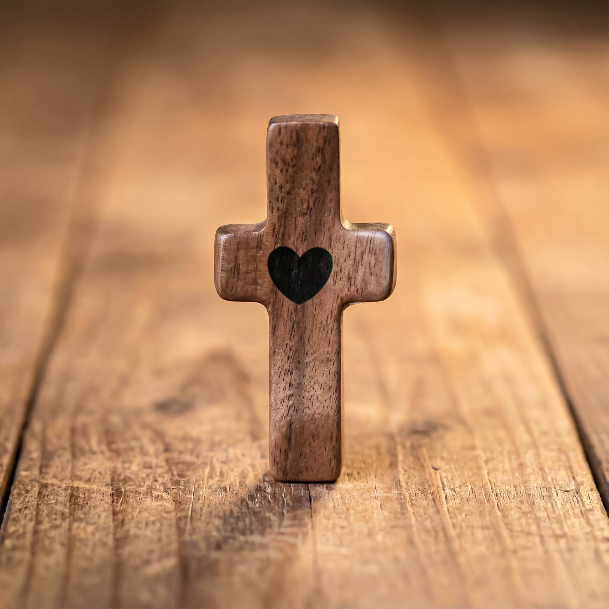 Cruz de Madera con Corazón | Un Símbolo de Fe para Llevar Contigo | Amor y Protección en tu Mano