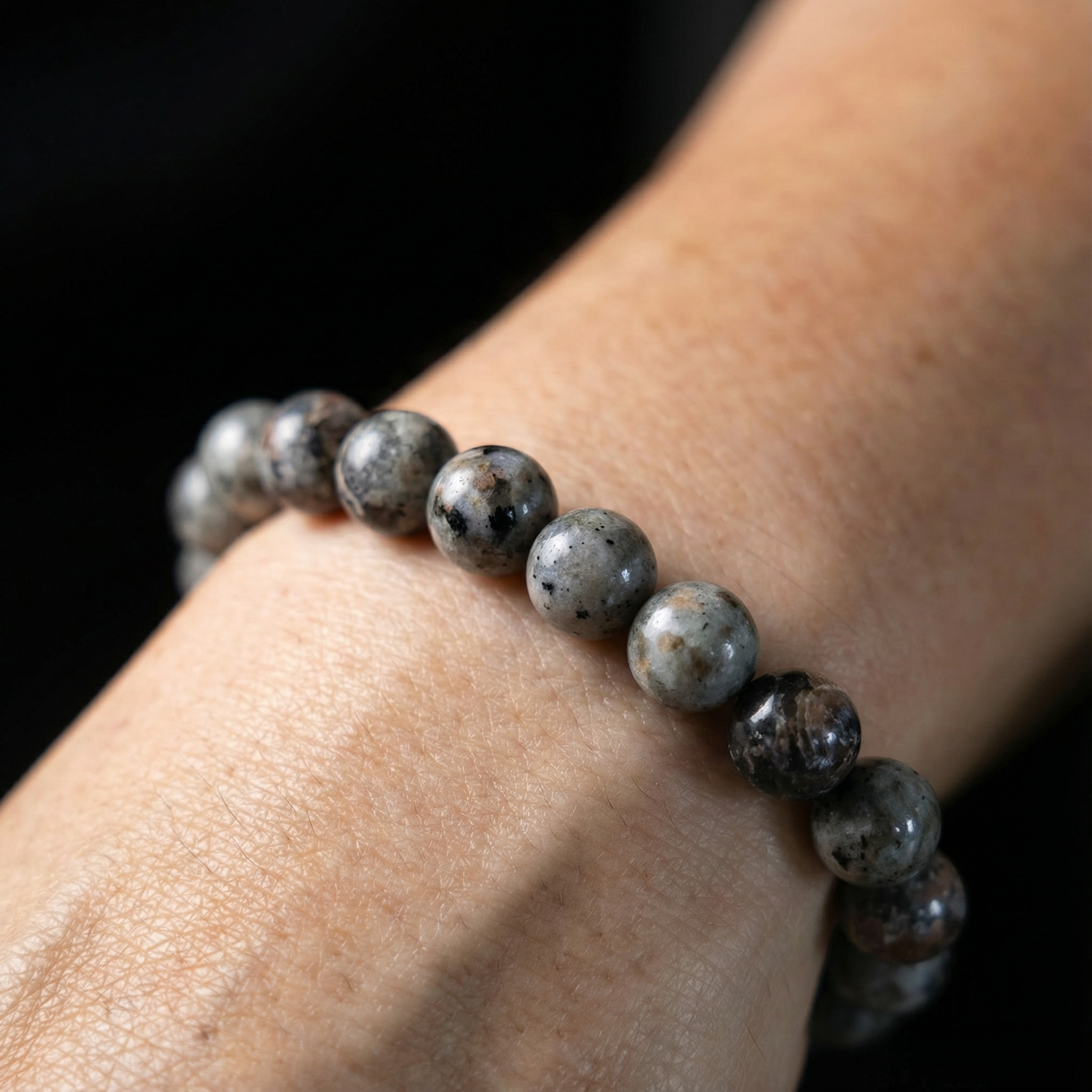 Pulsera Yooperlite | Fluorescencia natural, destaca en tu camino.