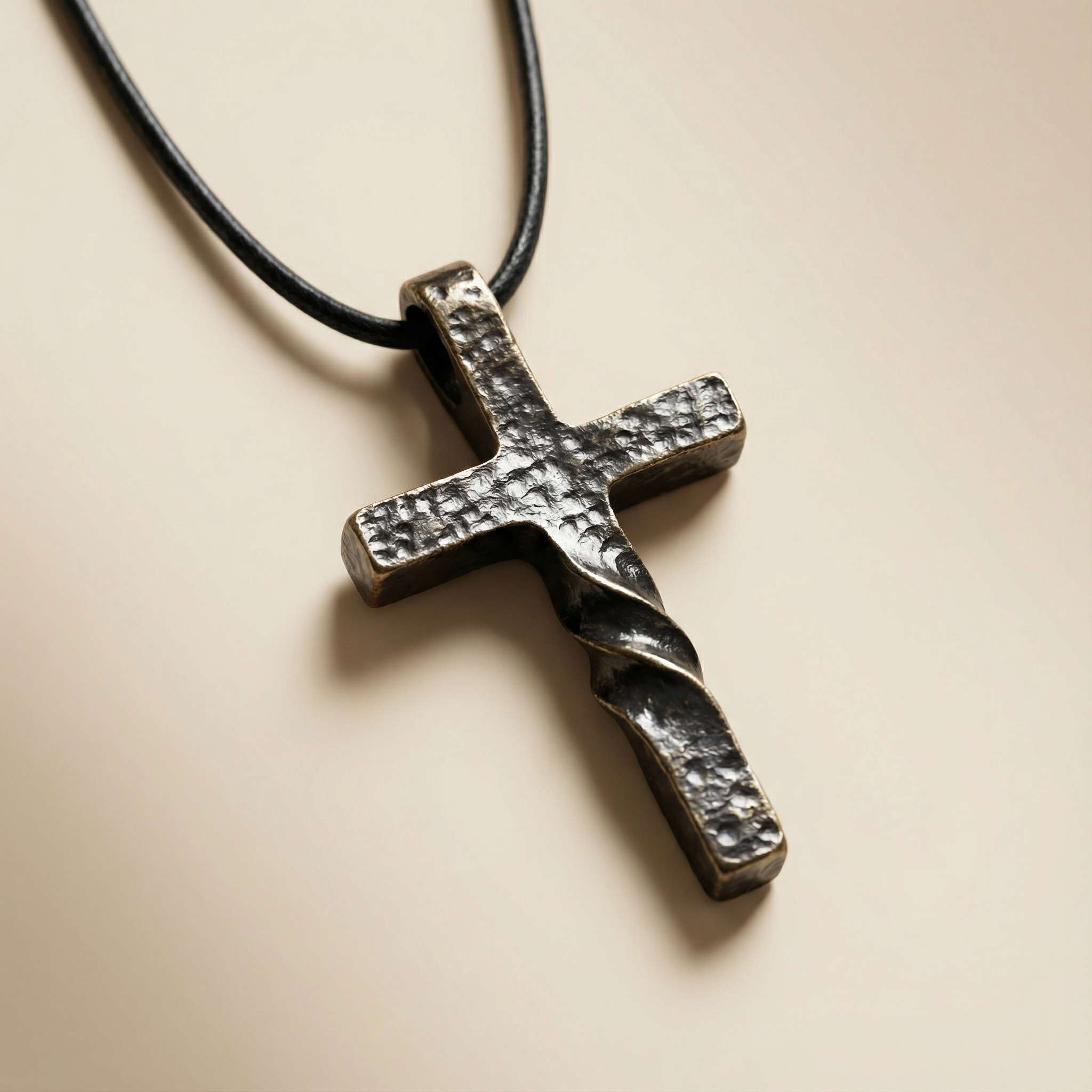 Colgante de Cruz trenzada Retro para Hombre | Acabado Martillado para regalar