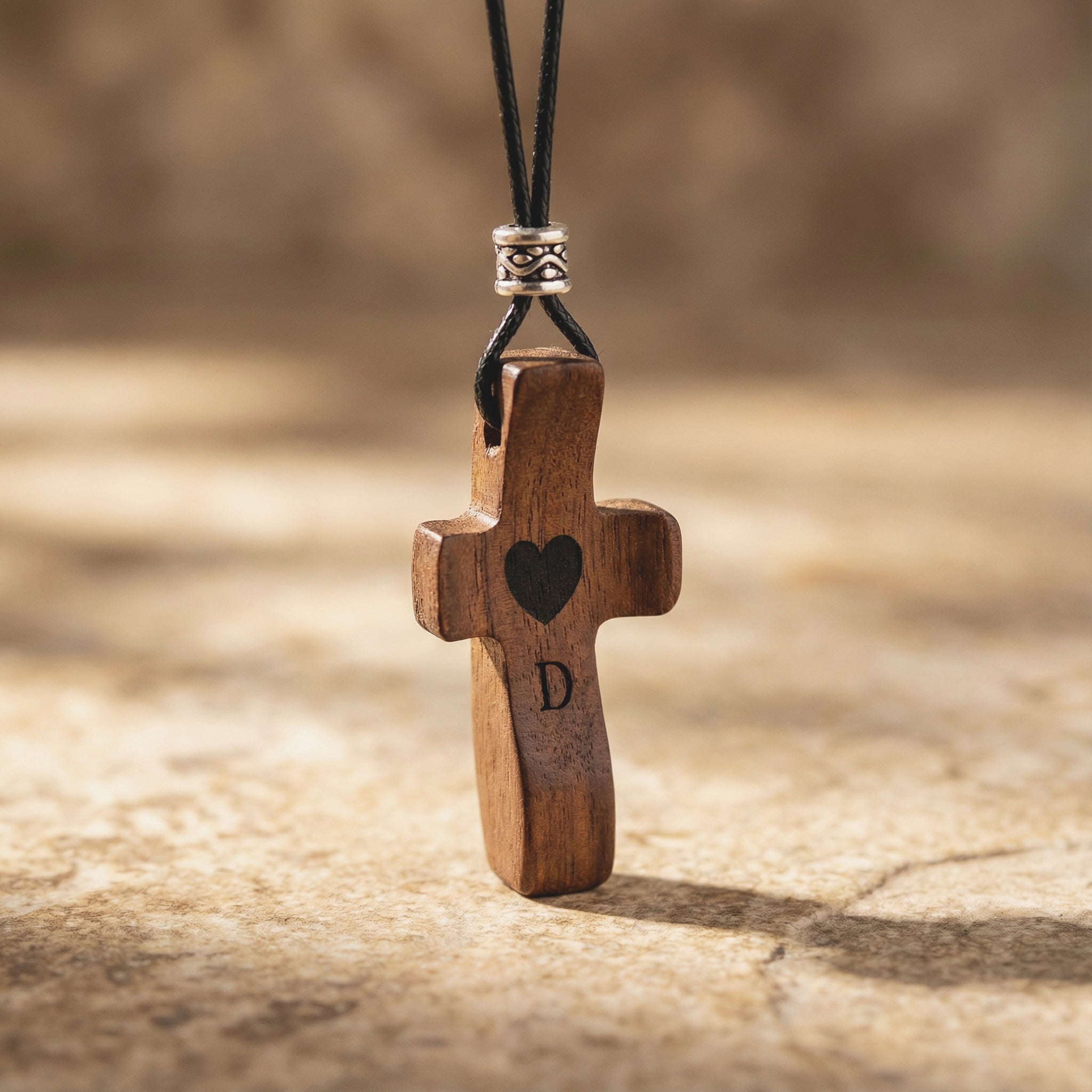 Colgante de Cruz de Madera Grabada a Láser con Nombre y Inicial | Un Símbolo Único y Personal
