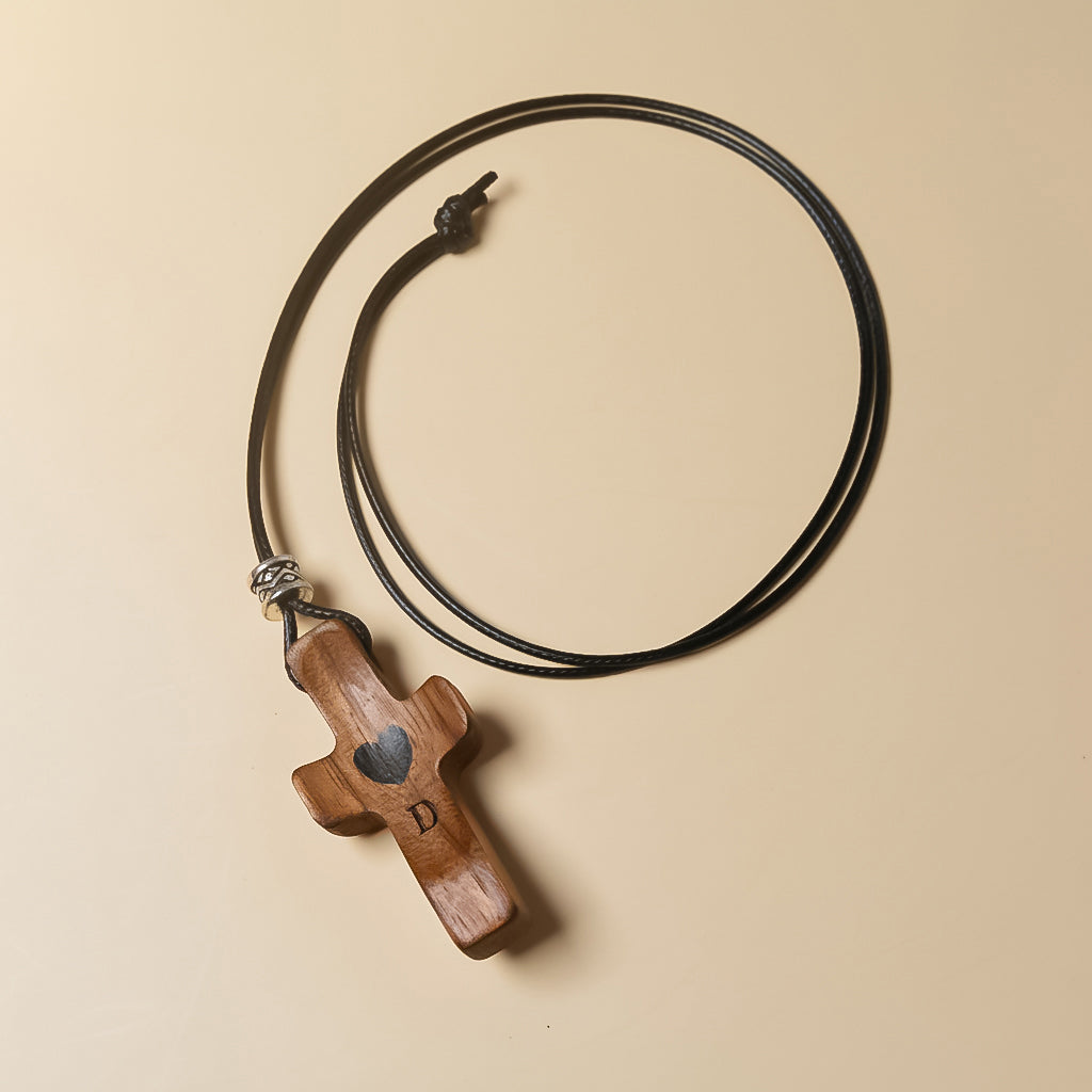 Colgante de Cruz de Madera Grabada a Láser con Nombre y Inicial | Un Símbolo Único y Personal