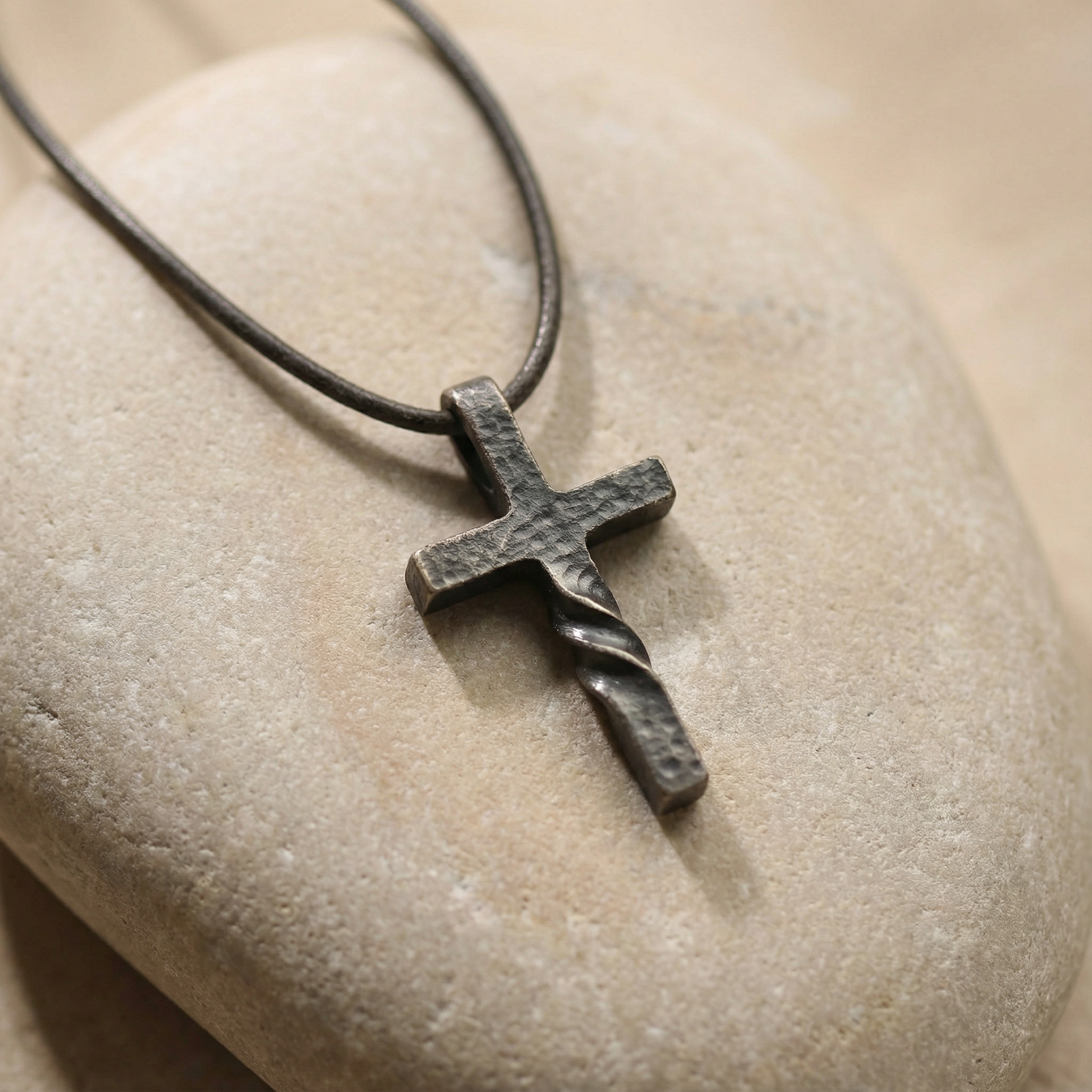 Colgante de Cruz trenzada Retro para Hombre | Acabado Martillado para regalar