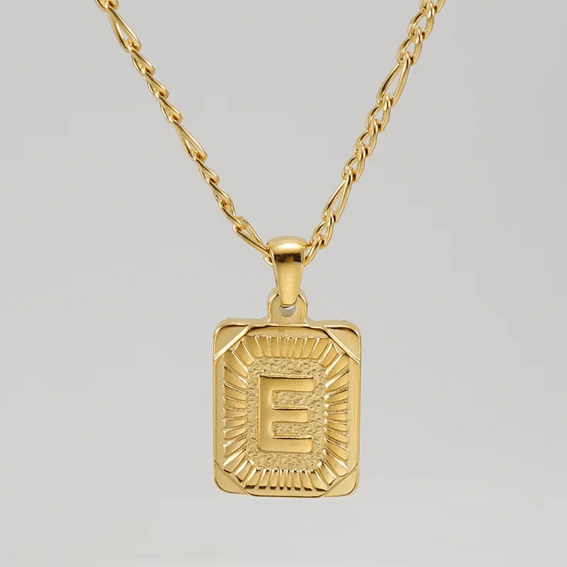 Colgante Rectangular con Inicial Personalizado | Acero Inoxidable con Baño de Oro 18K