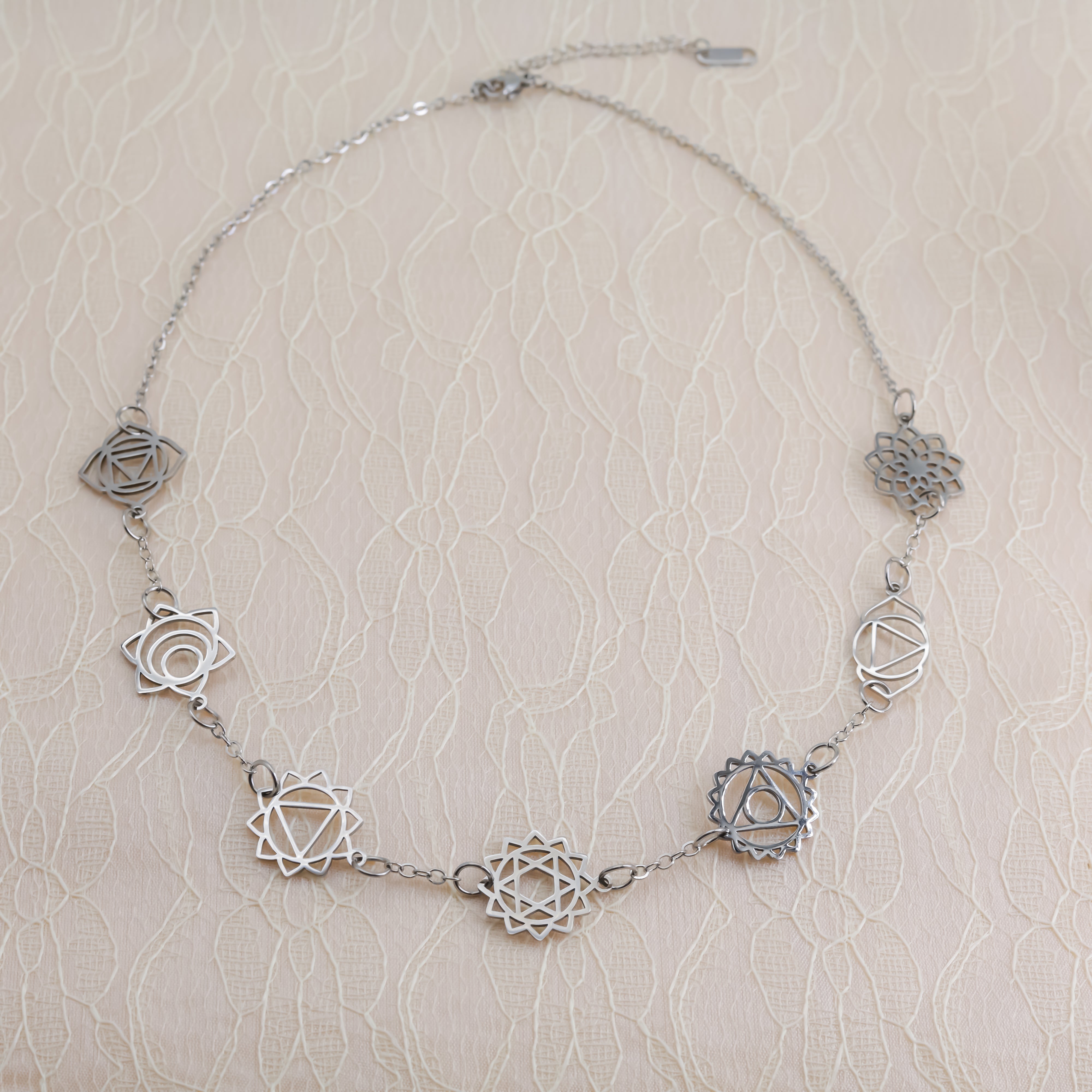 Colgante Chakras | Acero Inoxidable con baño oro 18K o plata | Equilibrio y Energía Interior