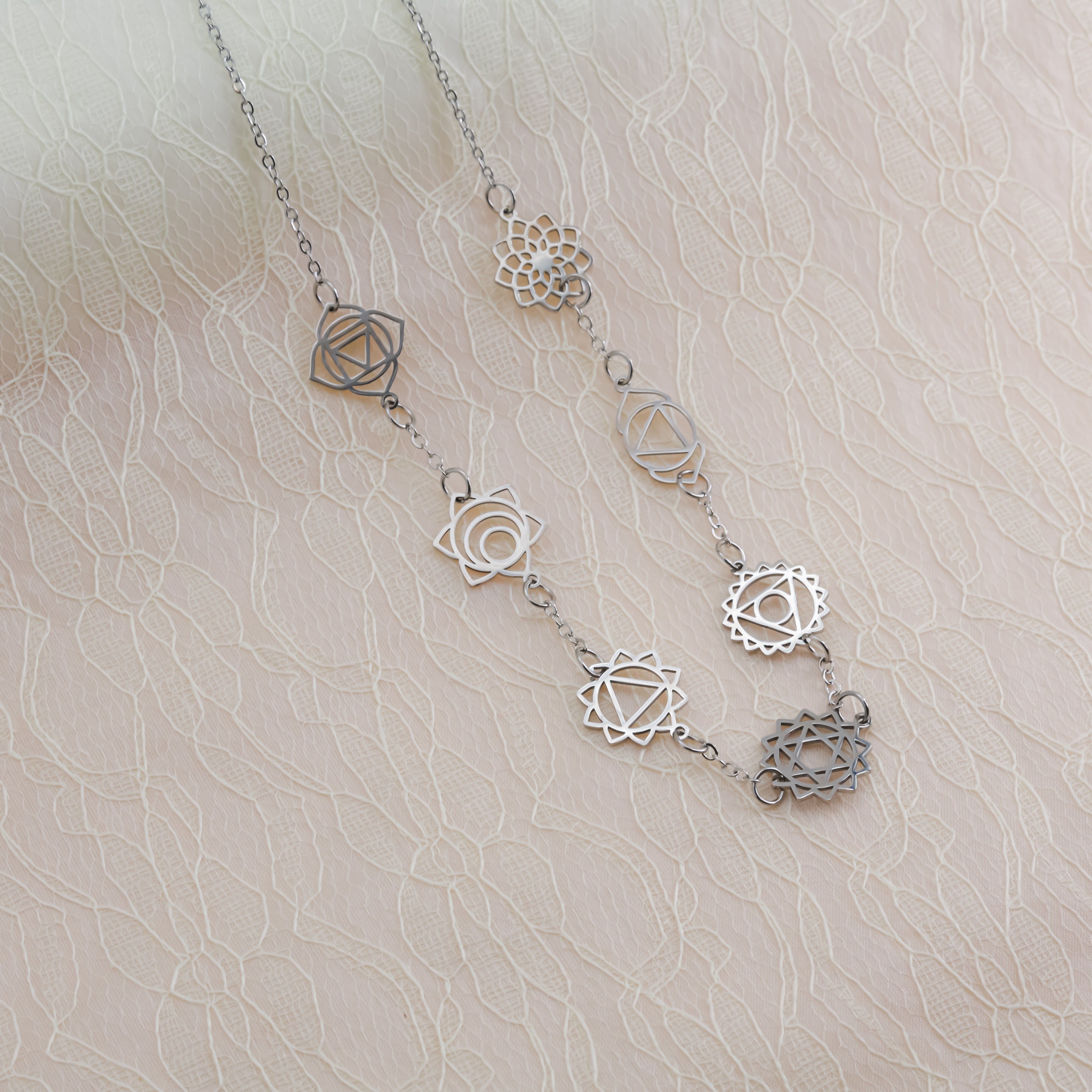 Colgante Chakras | Acero Inoxidable con baño oro 18K o plata | Equilibrio y Energía Interior