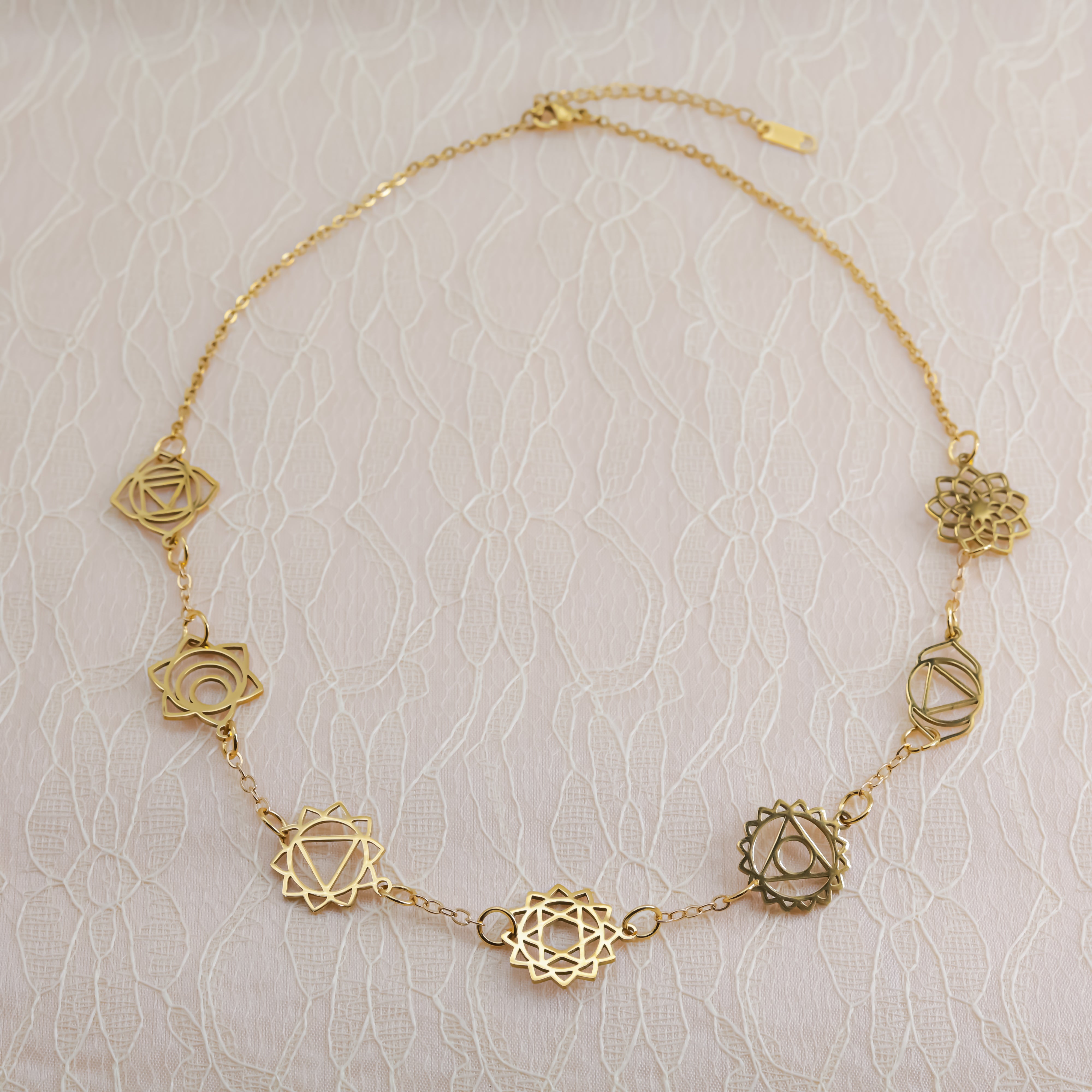 Colgante Chakras | Acero Inoxidable con baño oro 18K o plata | Equilibrio y Energía Interior