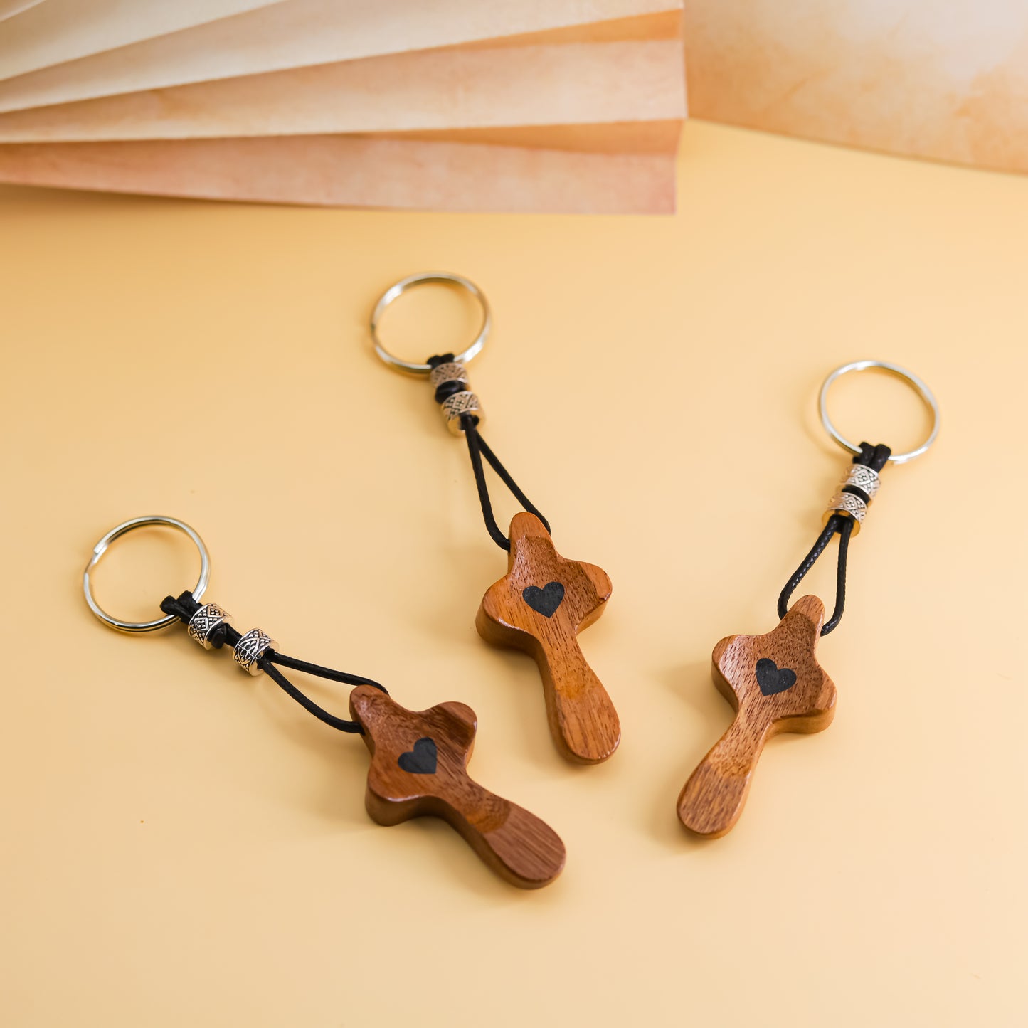 Llavero Cruz de Madera de Nogal Estrecha con Corazón | Modelo Nuevo Hecho a Mano