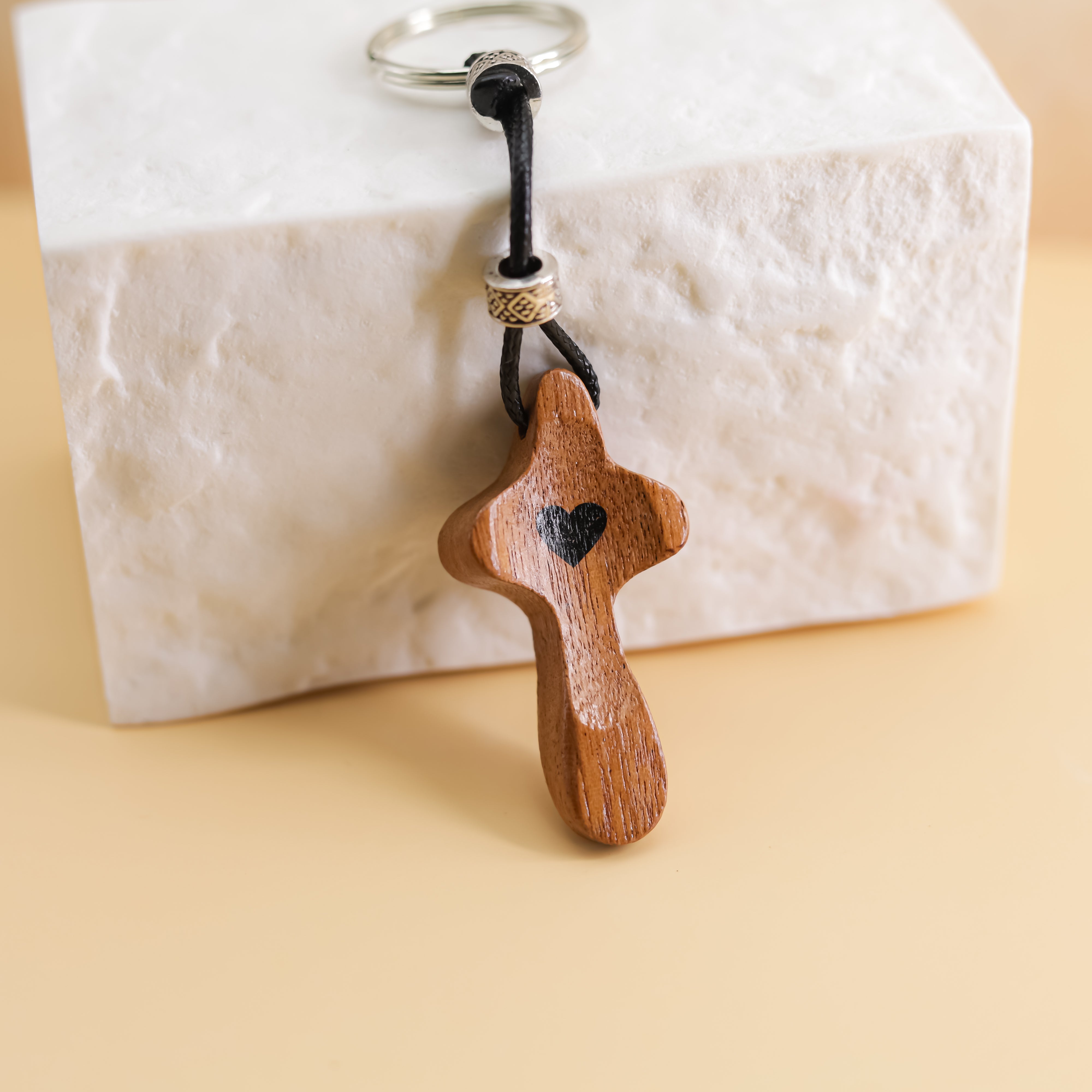 Llavero Cruz de Madera de Nogal Estrecha con Corazón | Modelo Nuevo Hecho a Mano