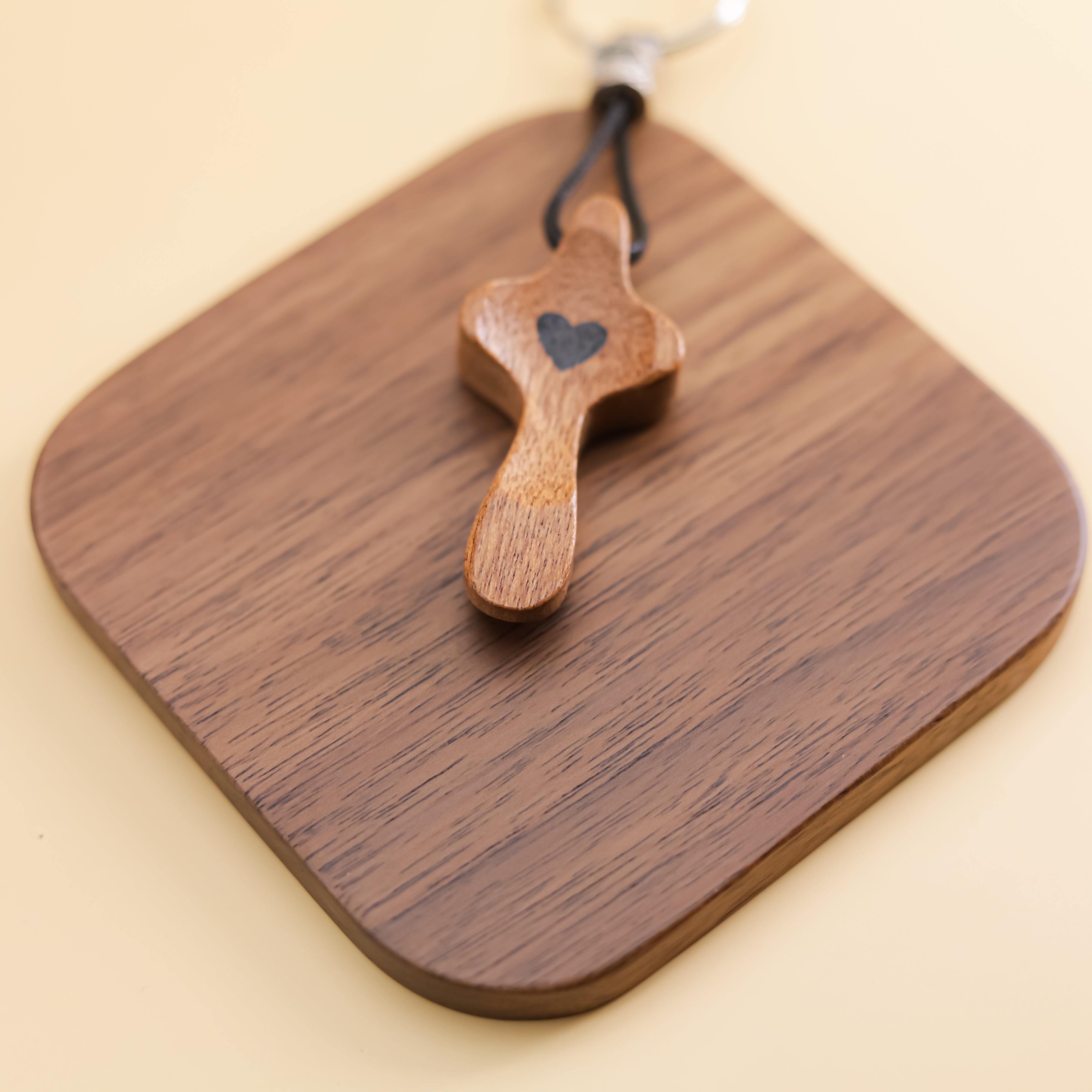 Llavero Cruz de Madera de Nogal Estrecha con Corazón | Modelo Nuevo Hecho a Mano