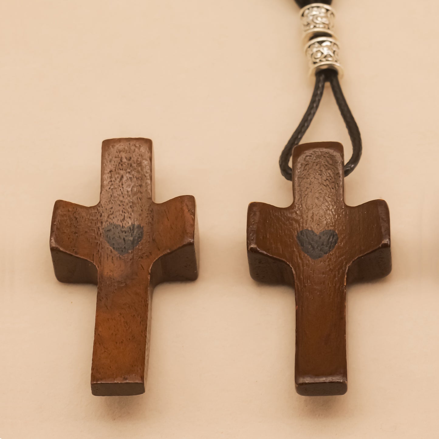 Set 1 Cruz de Madera + 1 Llavero cruz | Símbolo de Fe | Amor y Protección en tu Mano