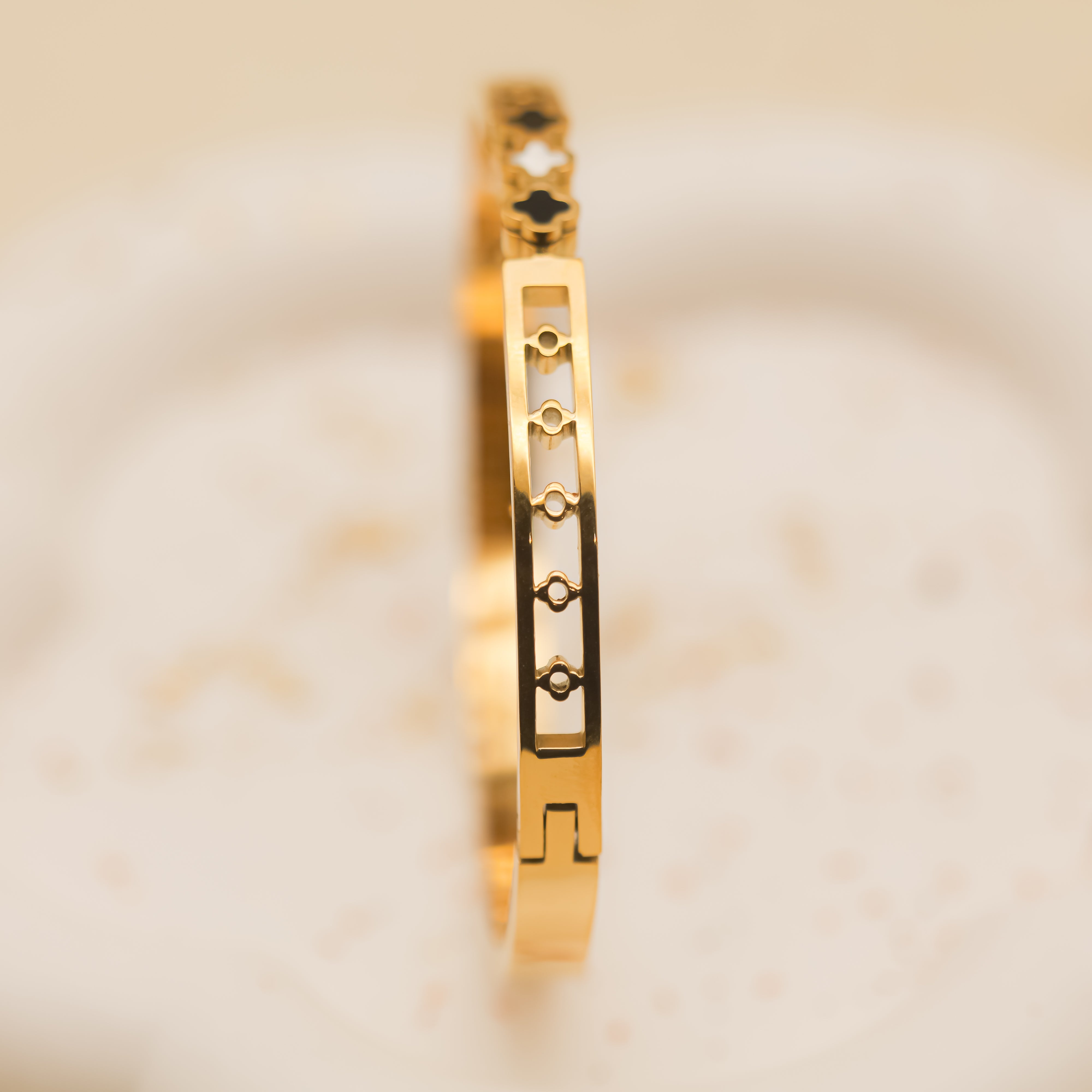 Pulsera con Tréboles Negros y Blancos | Pulsera Acero Inoxidable 18k