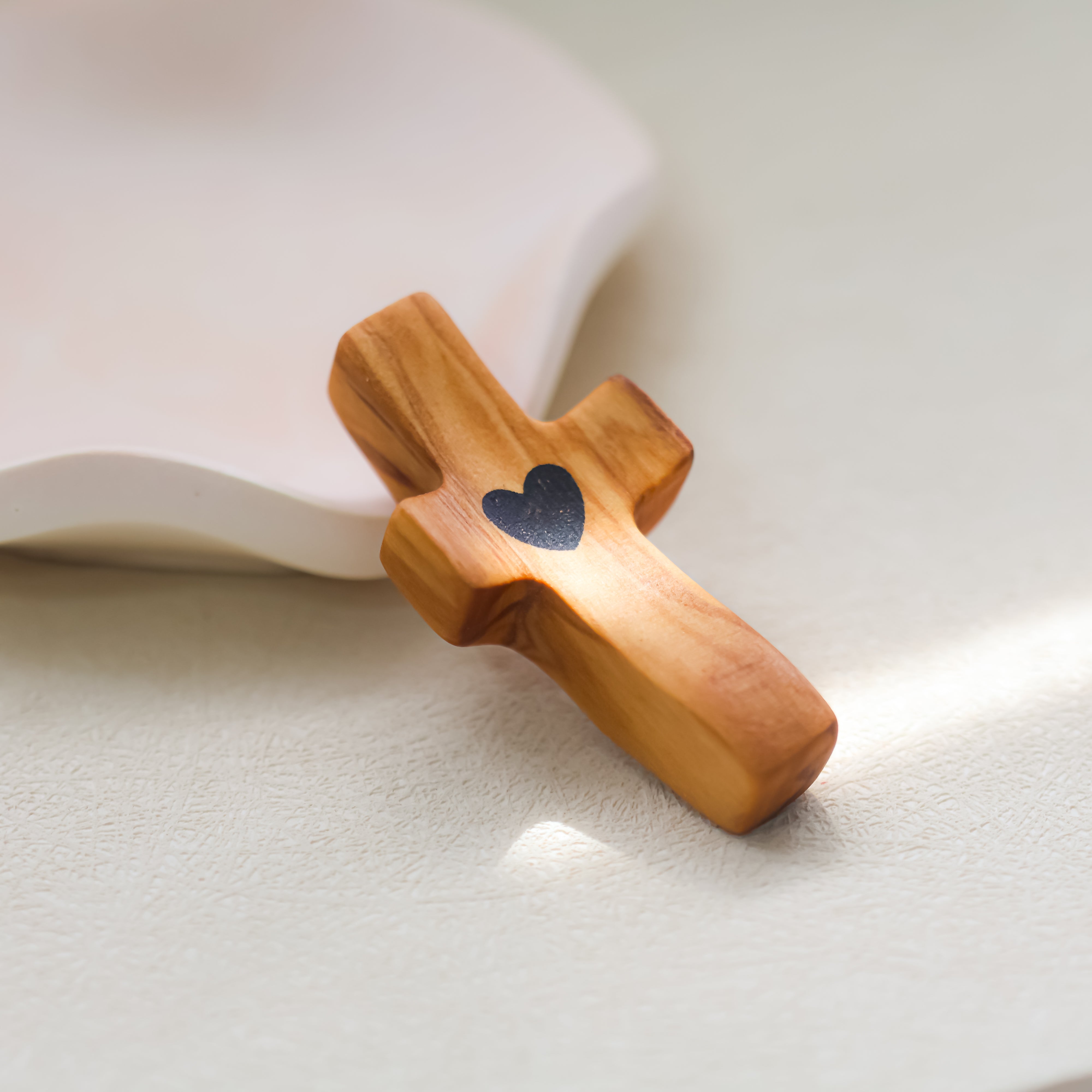 Cruz de Madera con Corazón | Un Detalle de Amor y Belleza