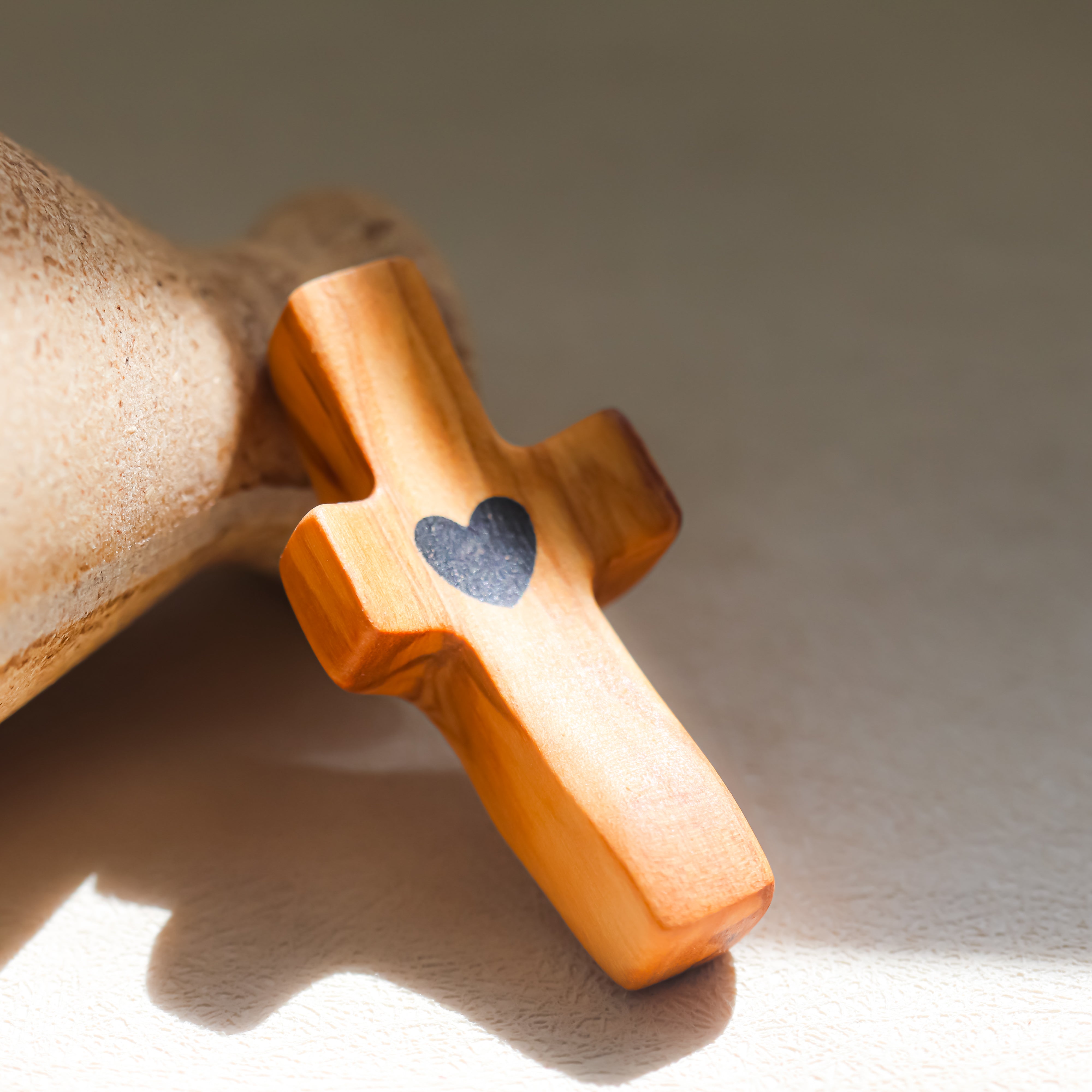 Cruz de Madera con Corazón | Un Detalle de Amor y Belleza