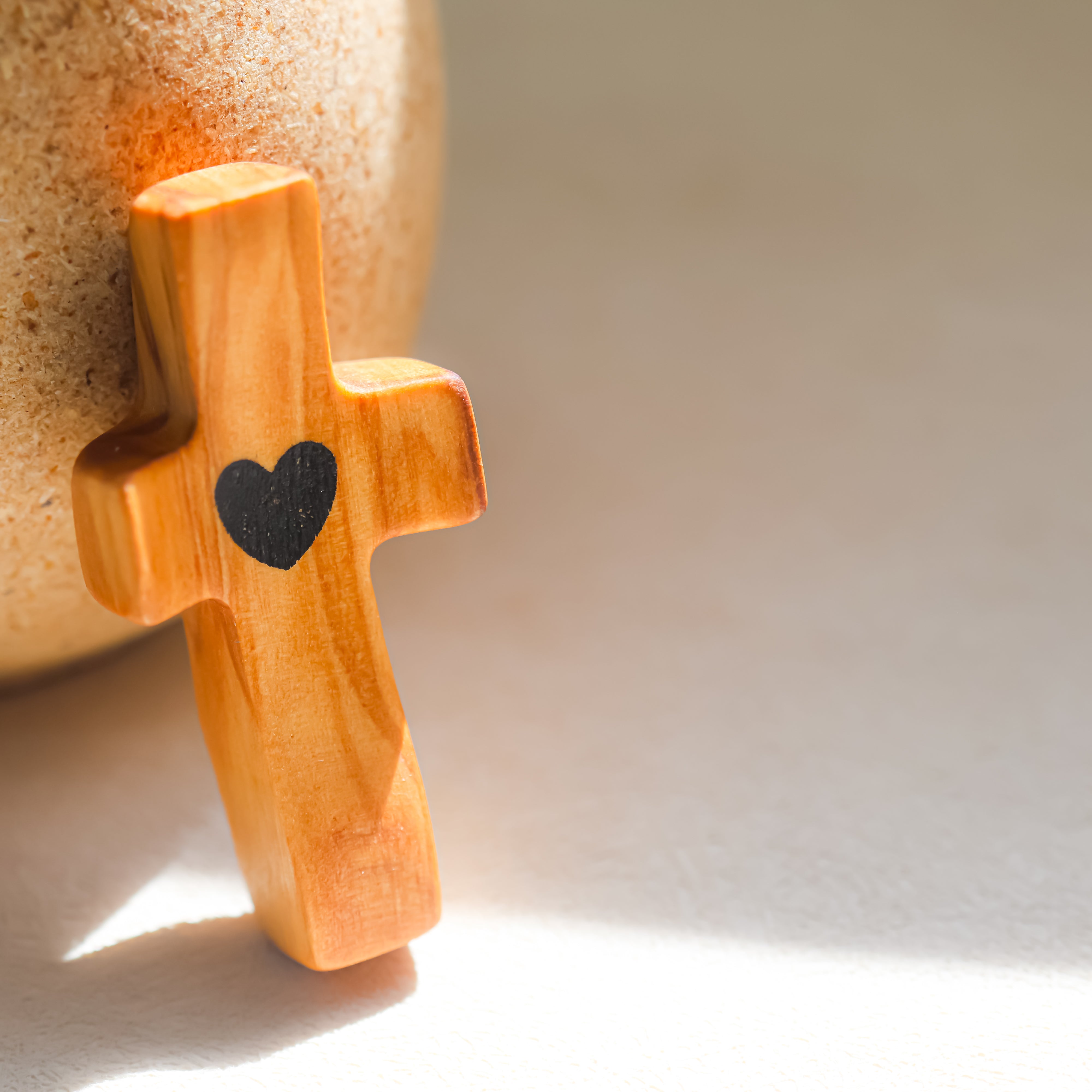 Cruz de Madera con Corazón | Un Detalle de Amor y Belleza