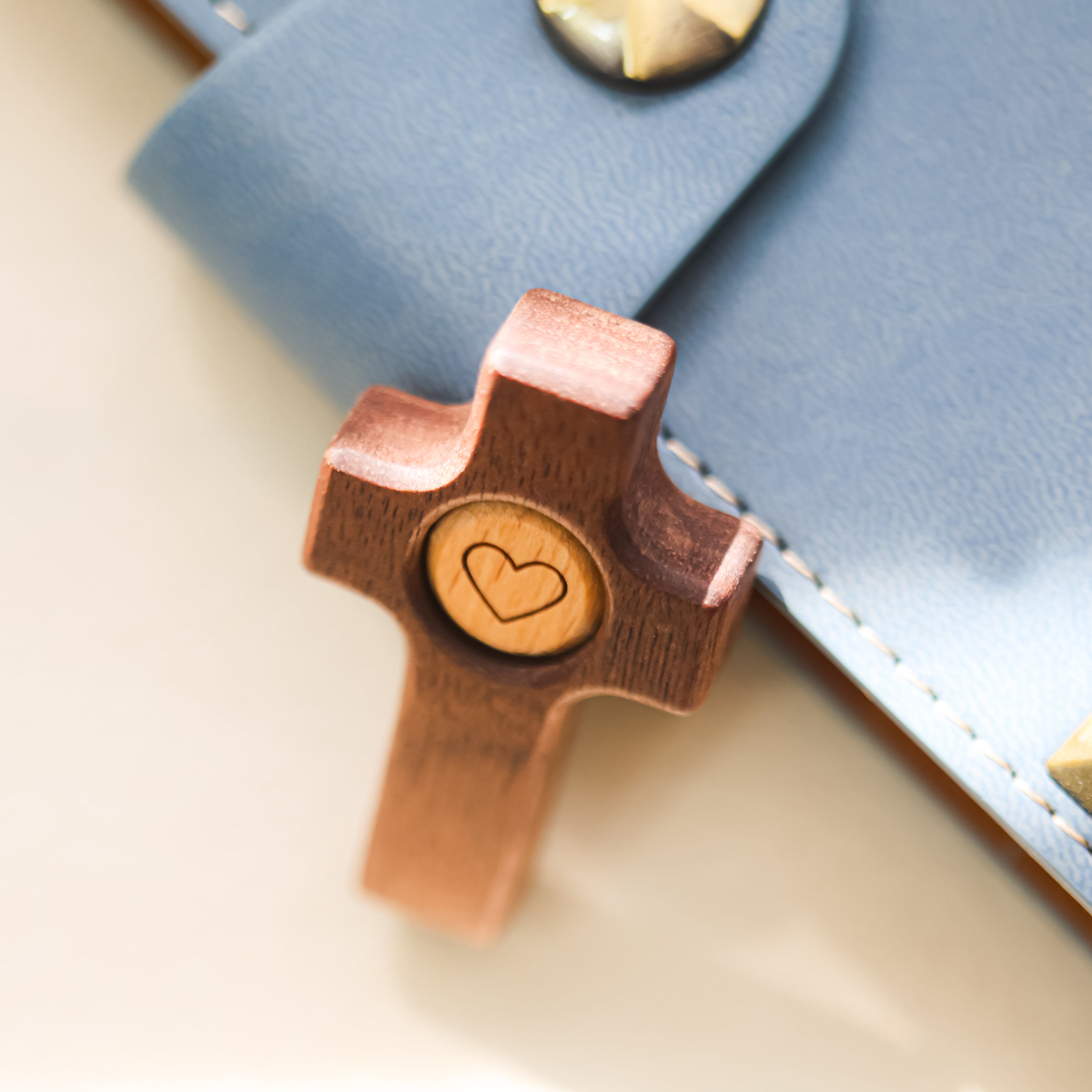 Cruz de Madera con Corazón | Un Símbolo de Fe y Amor hecho en madera de olivo y nogal.