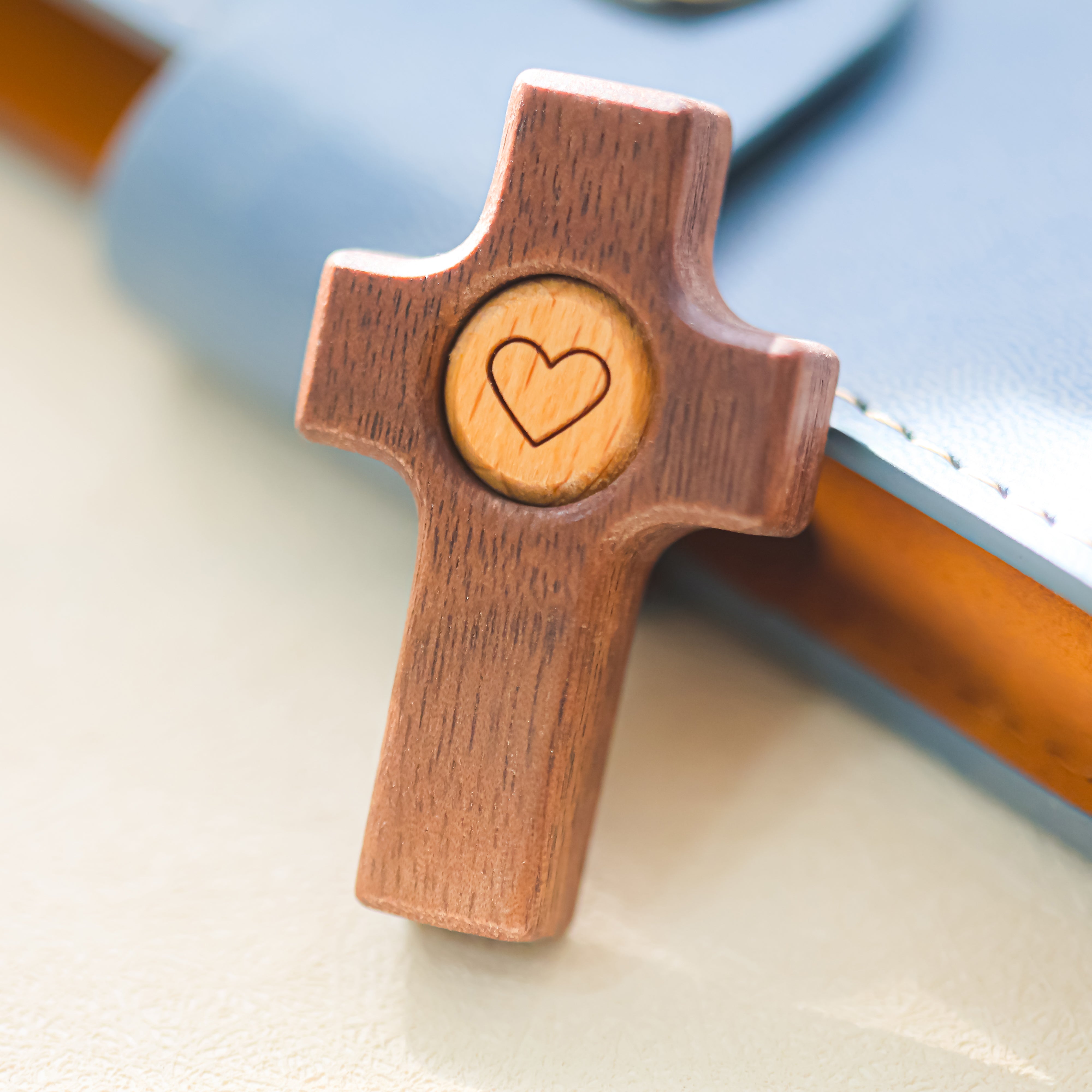 Cruz de Madera con Corazón | Un Símbolo de Fe y Amor hecho en madera de olivo y nogal.