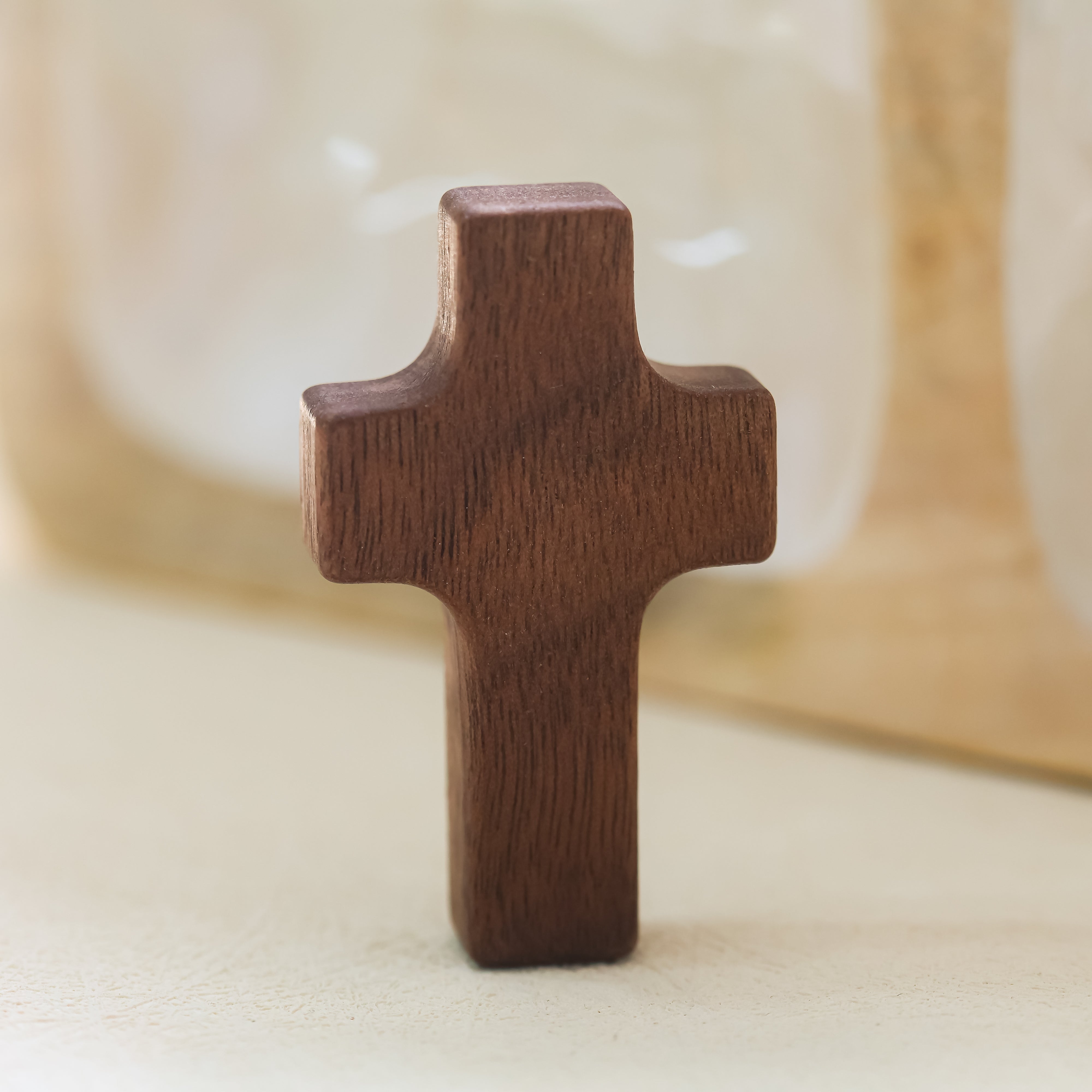 Cruz de Madera con Corazón | Un Símbolo de Fe y Amor hecho en madera de olivo y nogal.