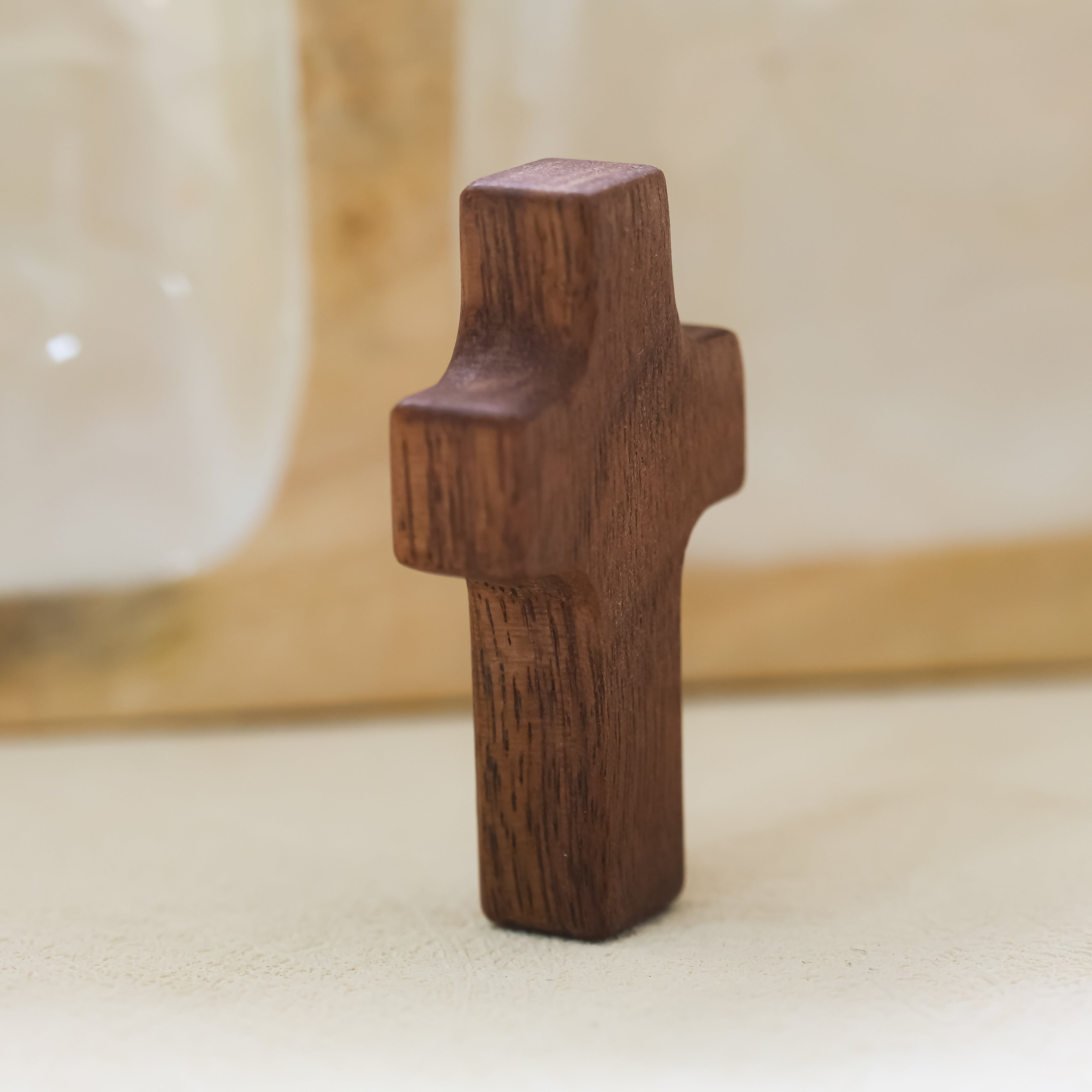 Cruz de Madera con Corazón | Un Símbolo de Fe y Amor hecho en madera de olivo y nogal.
