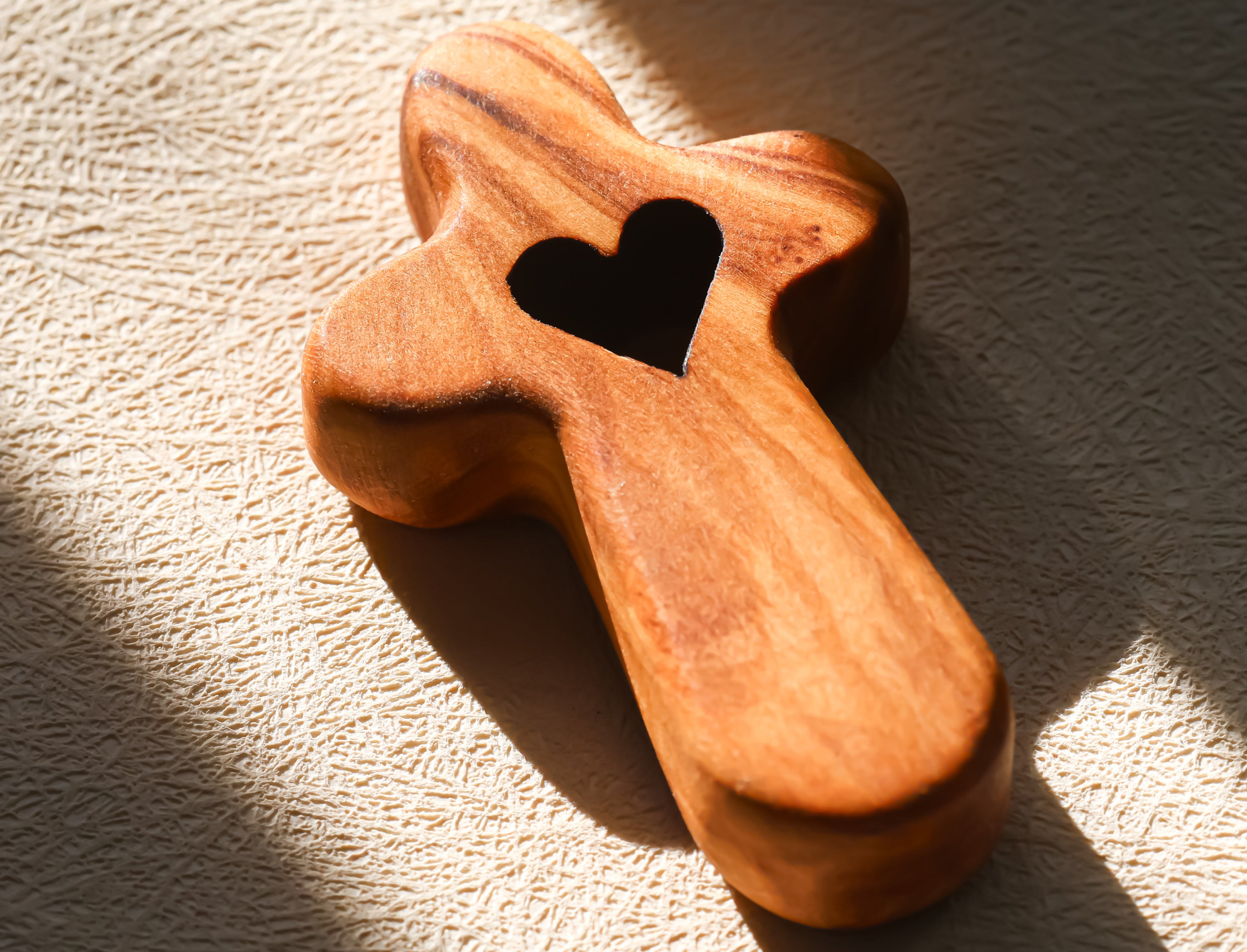 Cruz de Madera con Corazón Tallado | Hecho a mano en madera de olivo.