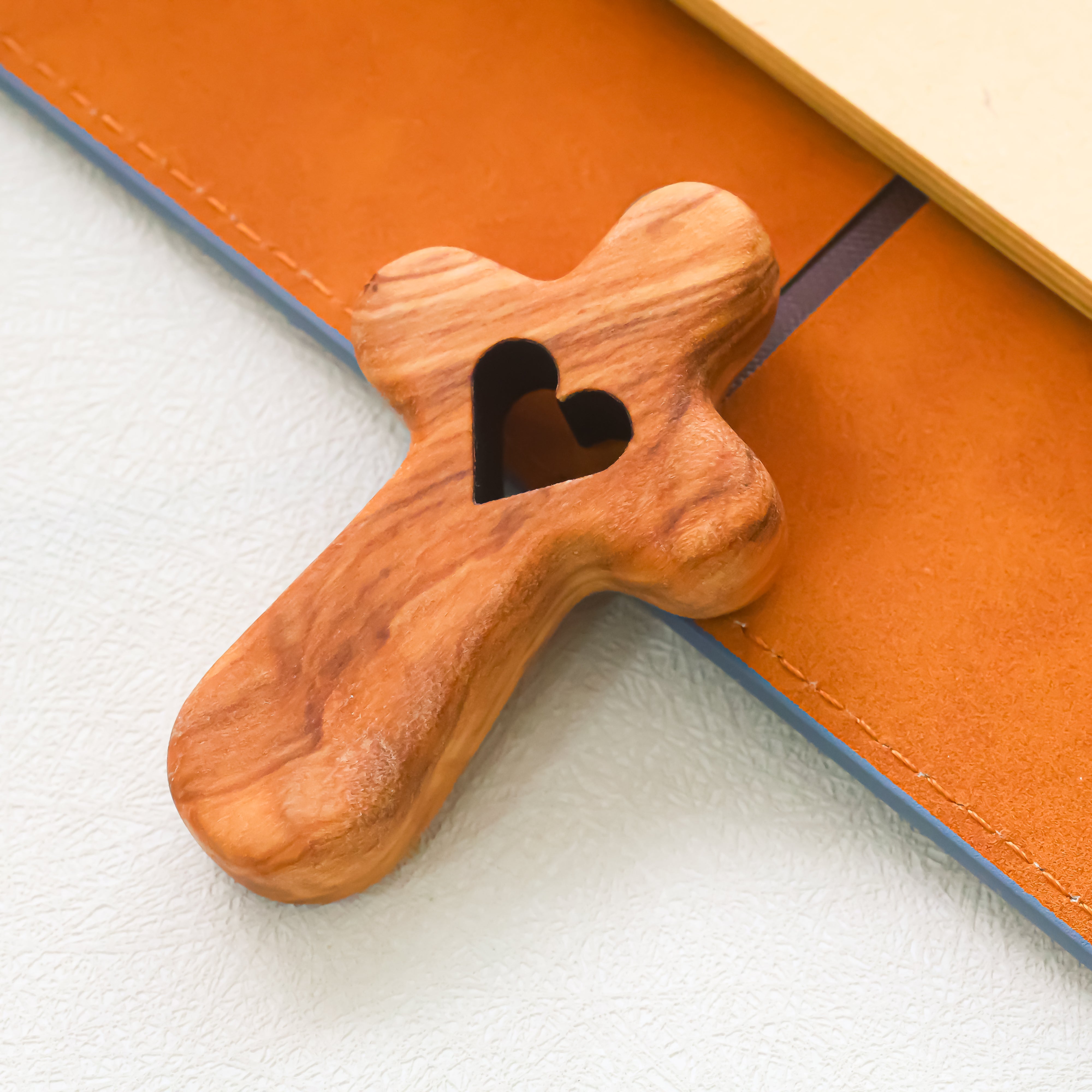 Cruz de Madera con Corazón Tallado | Hecho a mano en madera de olivo.