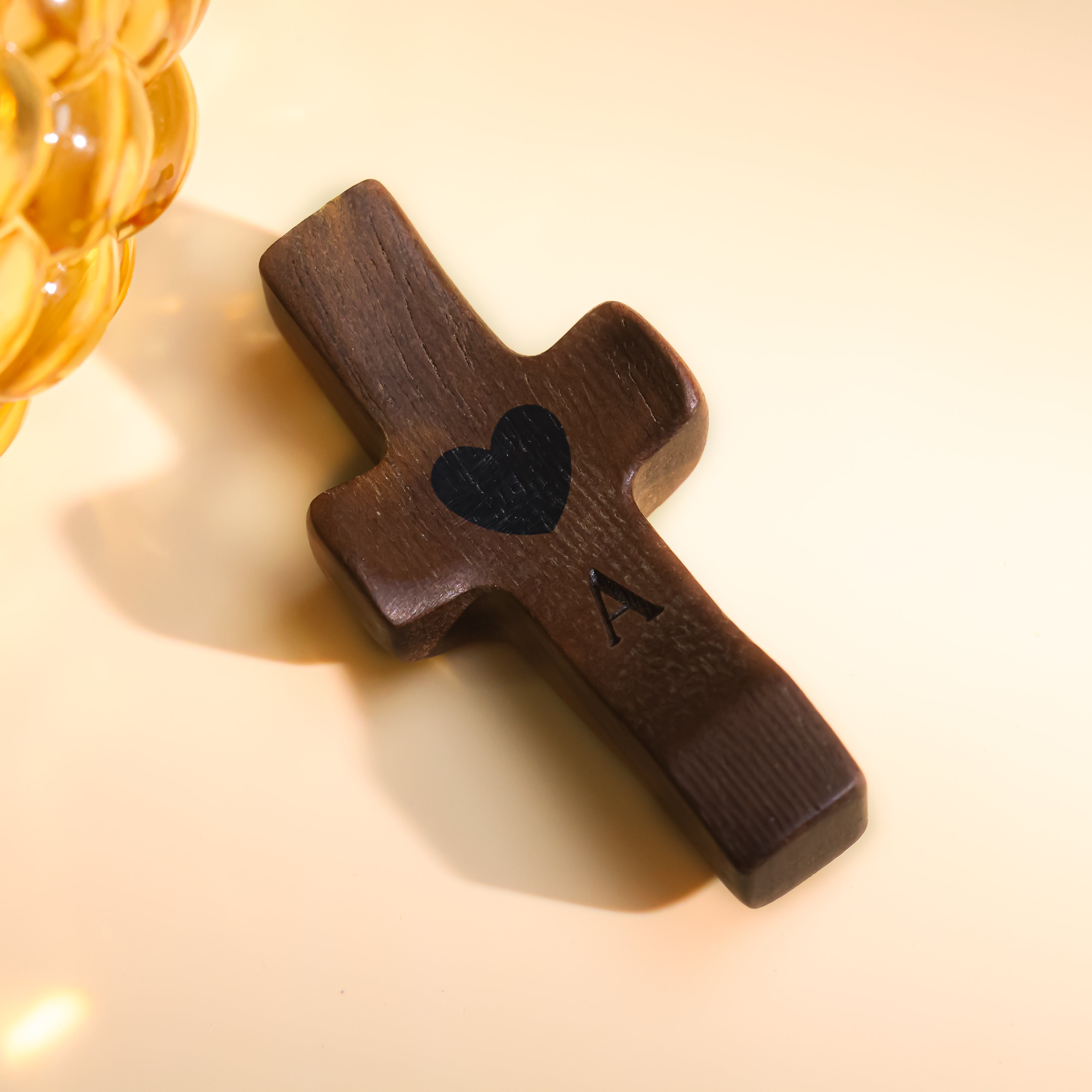 Cruz de Madera Grabada a Láser con Nombre y Inicial | Un Símbolo Único y Personal