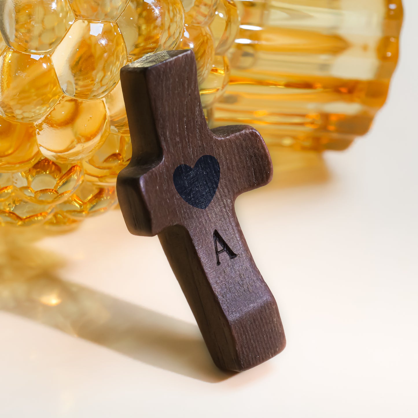 Cruz de Madera Grabada a Láser con Nombre y Inicial | Un Símbolo Único y Personal