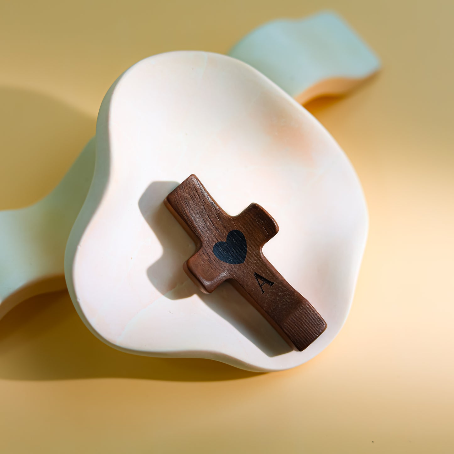 Cruz de Madera Grabada a Láser con Nombre y Inicial | Un Símbolo Único y Personal