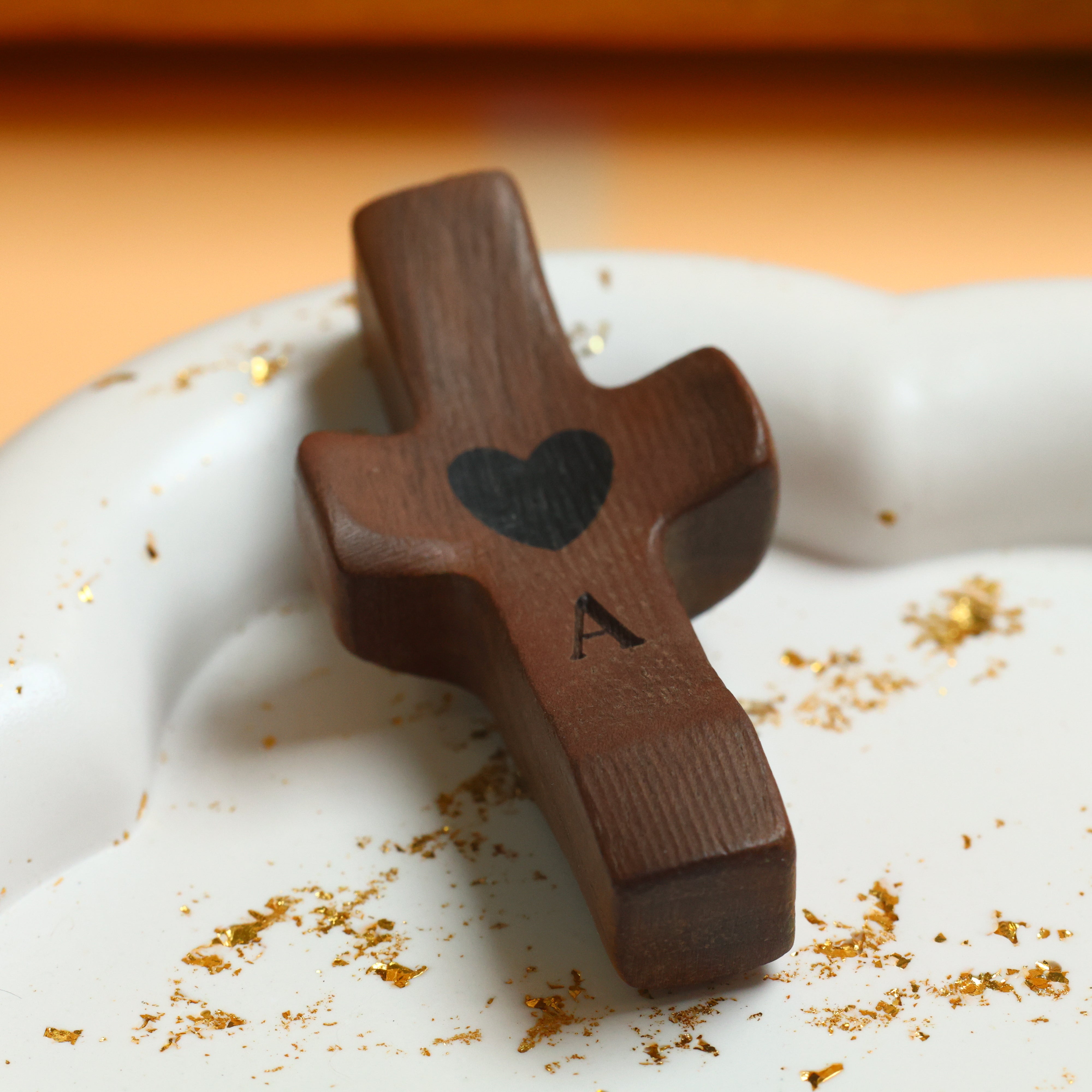 Cruz de Madera Grabada a Láser con Nombre y Inicial | Un Símbolo Único y Personal