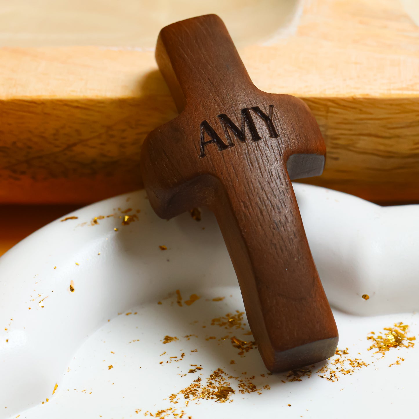 Cruz de Madera Grabada a Láser con Nombre y Inicial | Un Símbolo Único y Personal