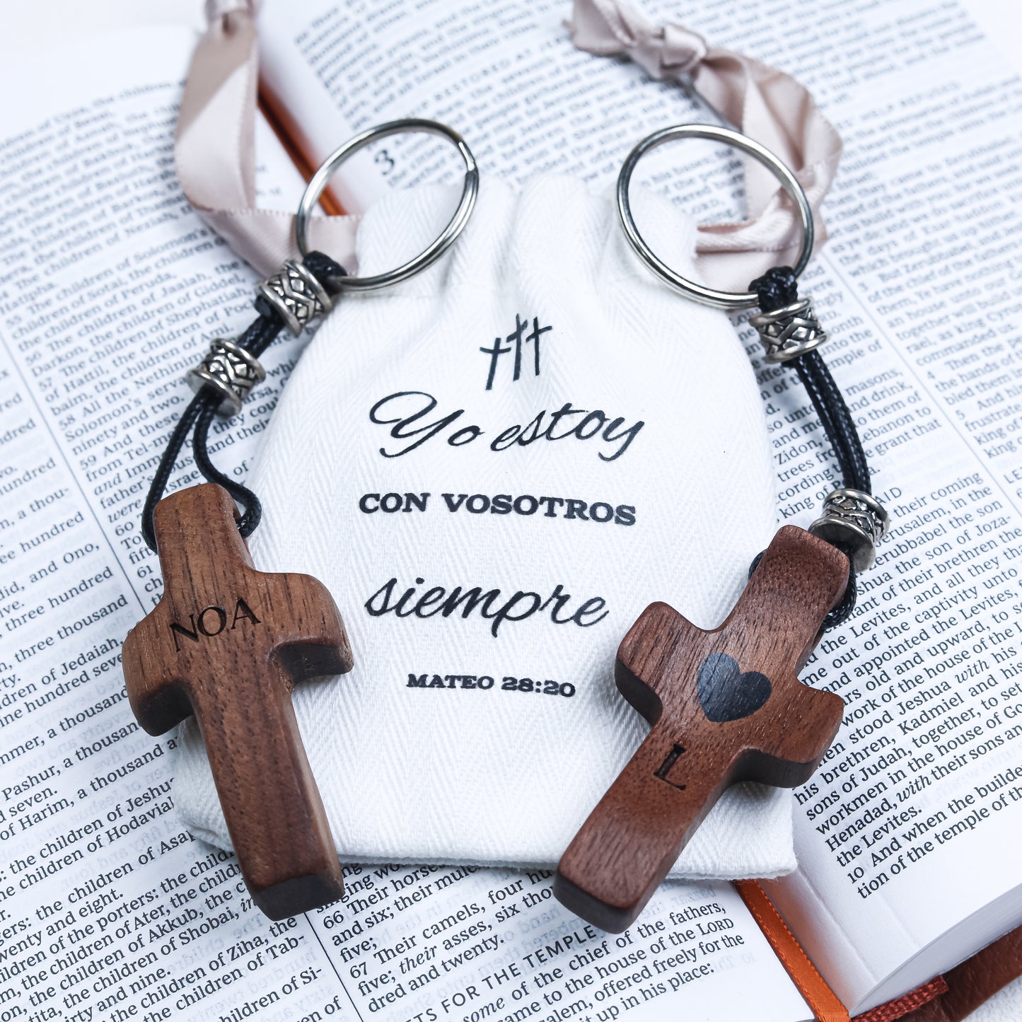 Llavero Cruz de Madera Grabada| Personalízalo con Nombre o Inicial | Regalo Hecho a Mano