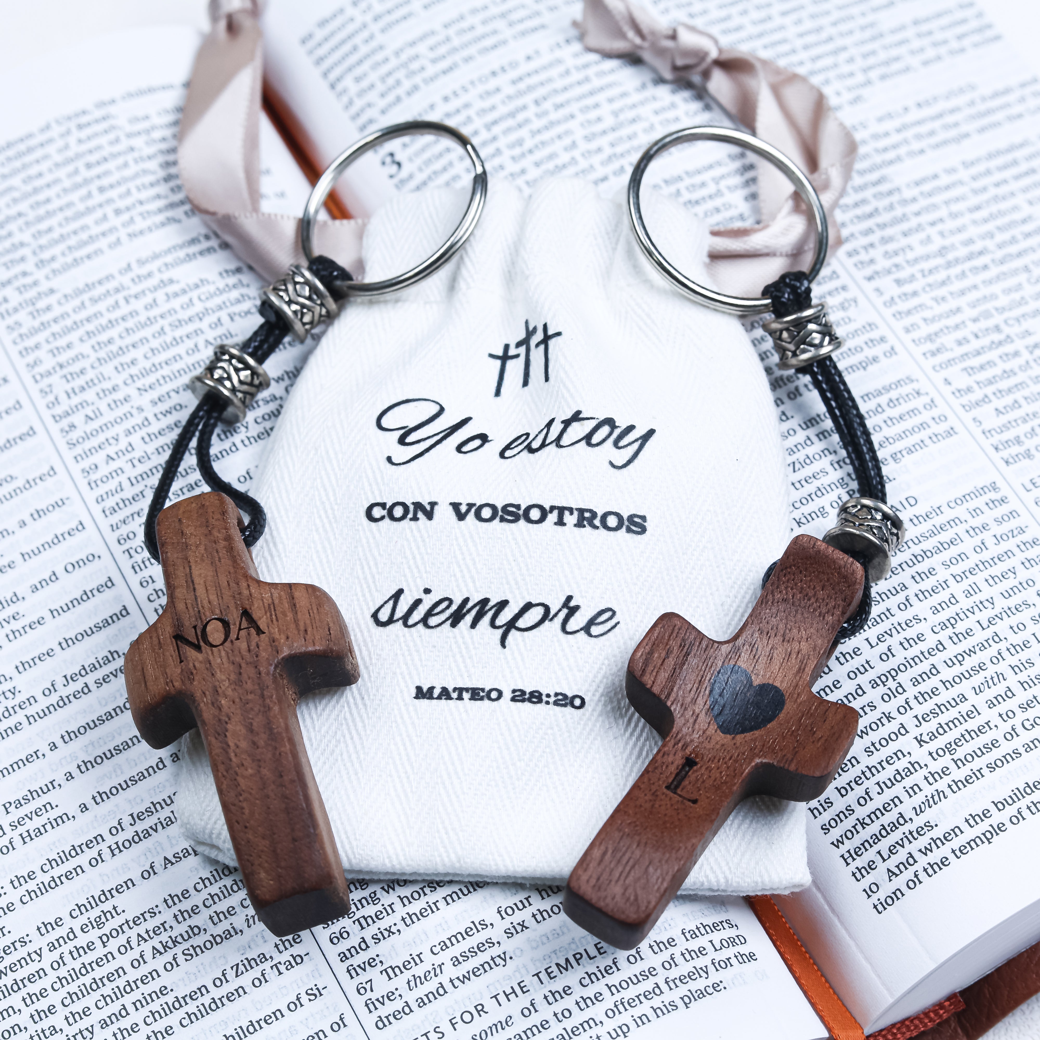Llavero Cruz de Madera Grabada| Personalízalo con Nombre e Inicial | Regalo Hecho a Mano