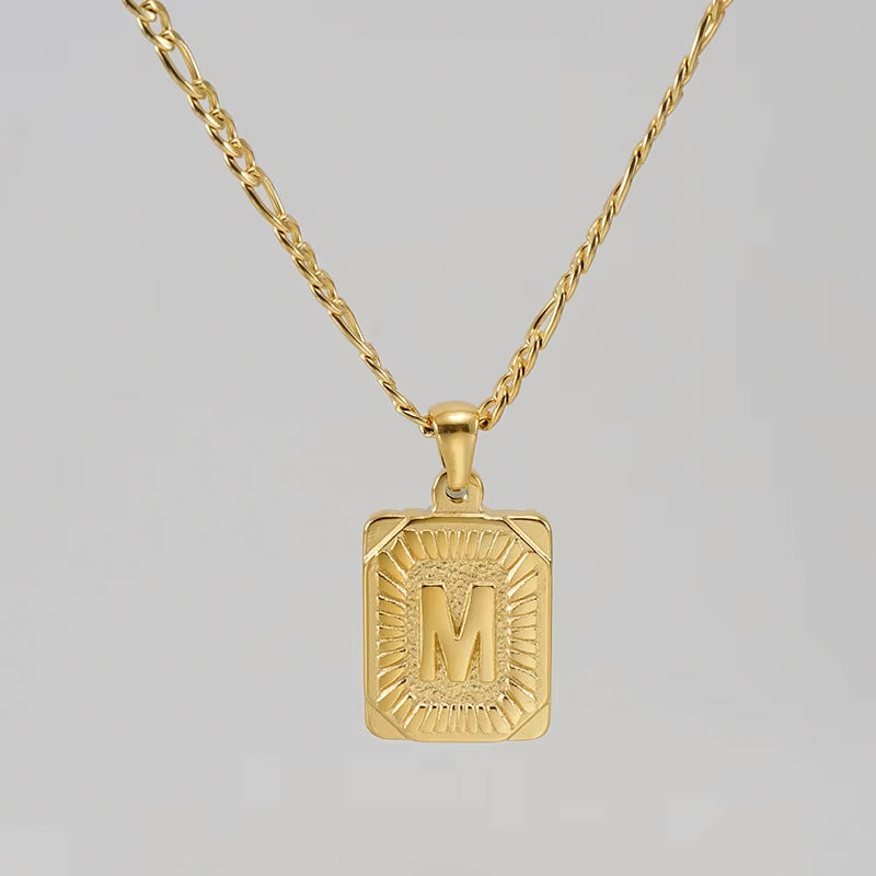 Colgante Rectangular con Inicial Personalizado | Acero Inoxidable con Baño de Oro 18K