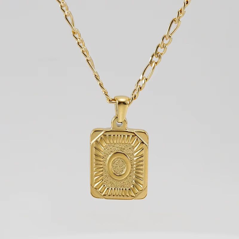 Colgante Rectangular con Inicial Personalizado | Acero Inoxidable con Baño de Oro 18K