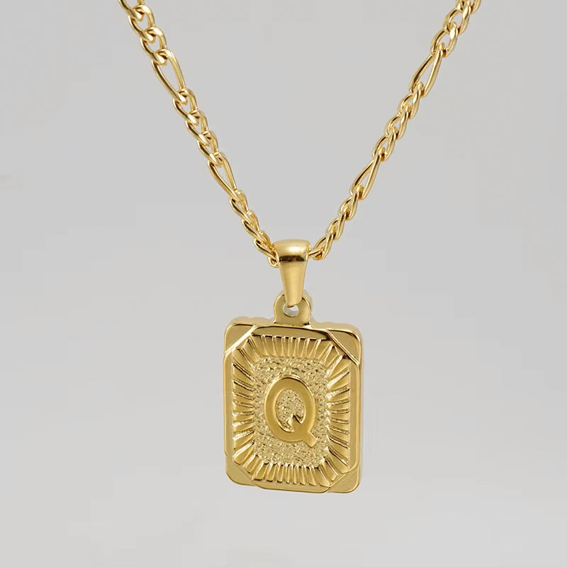Colgante Rectangular con Inicial Personalizado | Acero Inoxidable con Baño de Oro 18K