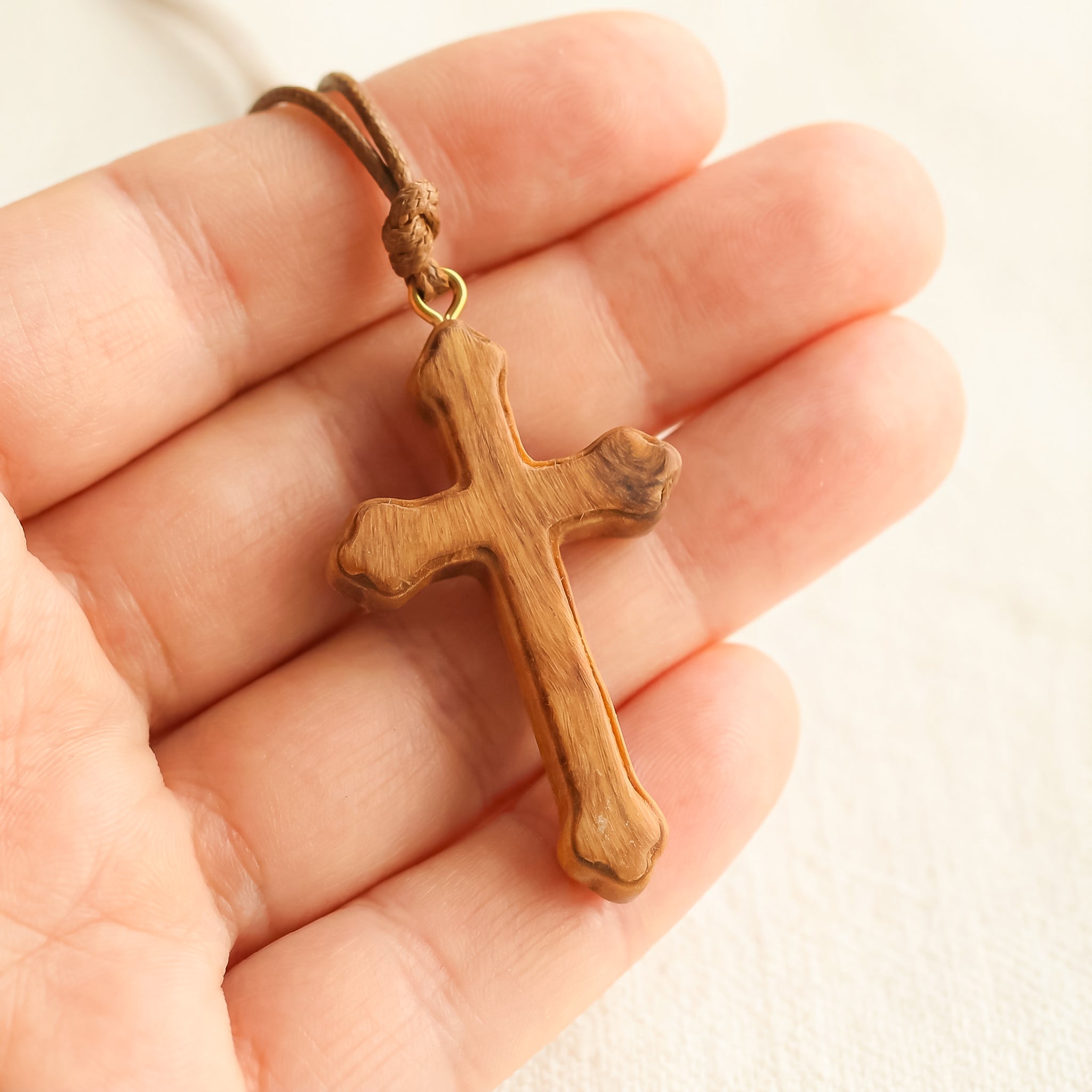 Colgante cruz de olivo hecha a mano | Protección y Artesanía