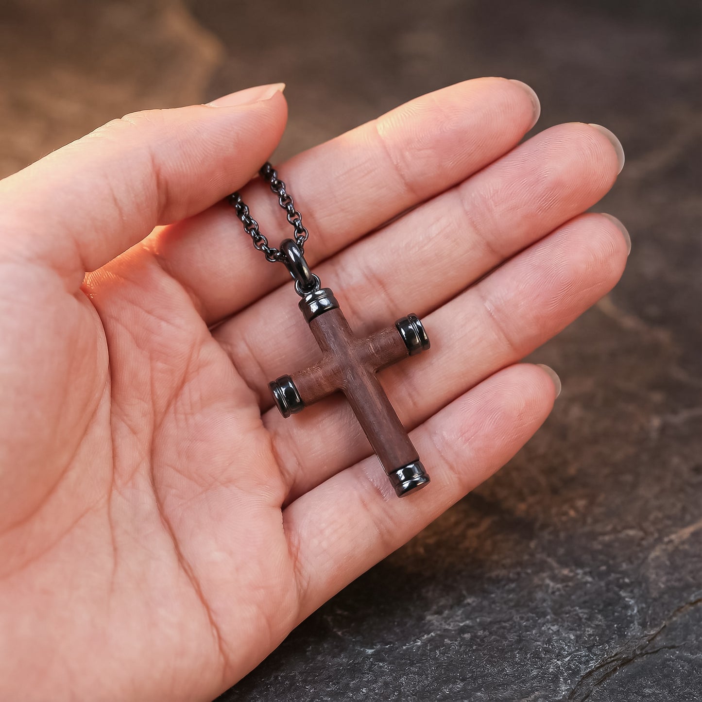 Colgante de Cruz de Madera Artesanal para Hombre | Regalo con Significado